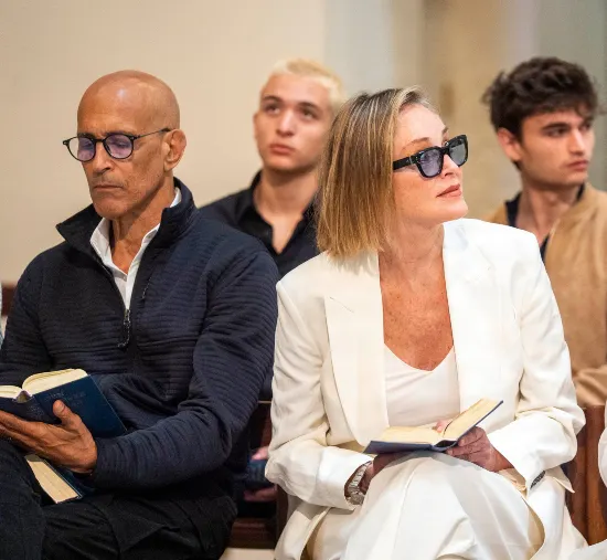 Sharon Stone, som her sidder ved siden af David Belafonte, beundrede den smukke Vor Frue Kirke.