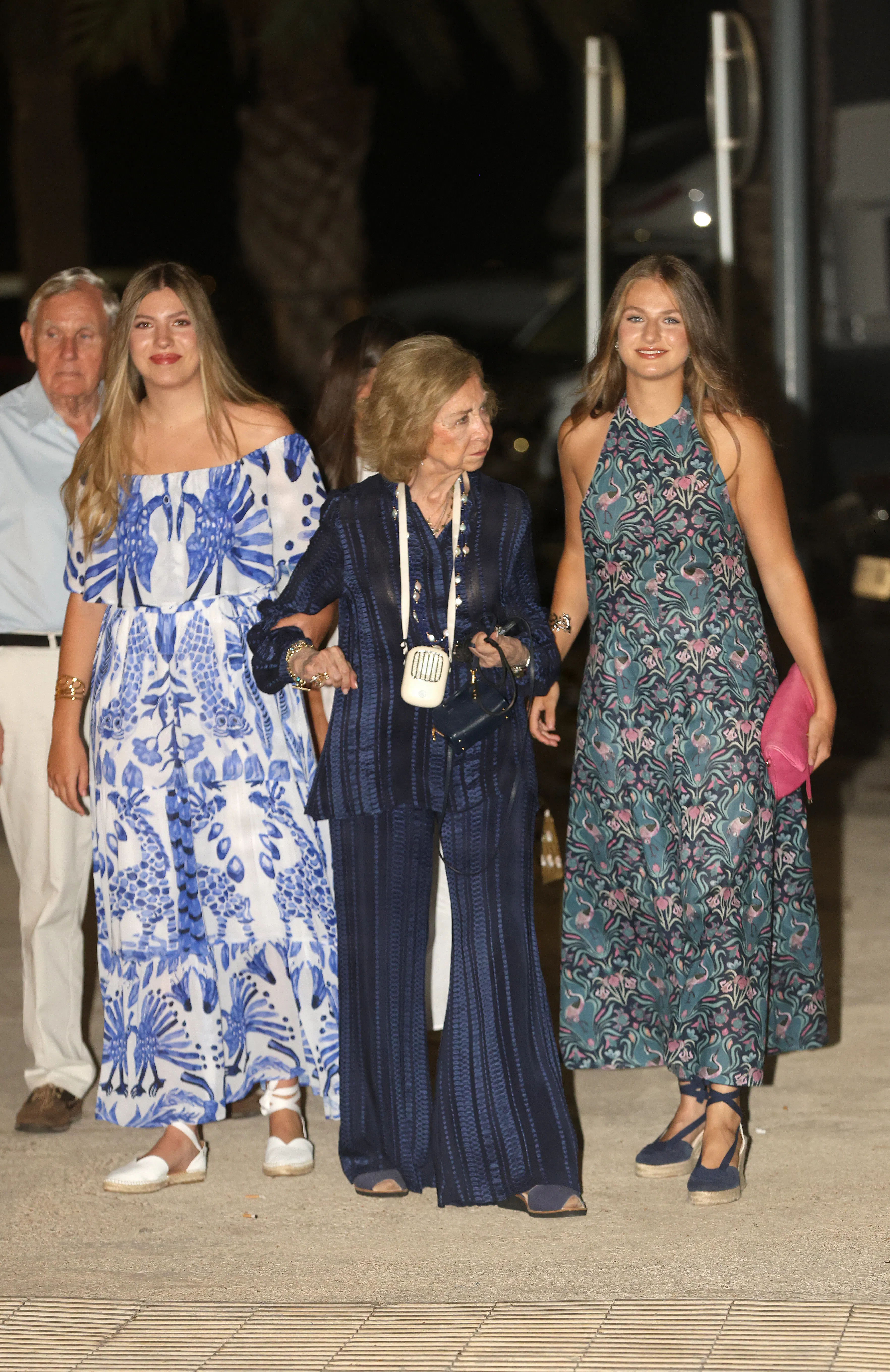 Prinsesse Sofía på 19 år og prinsesse Leonor på 20 år er flere gange blevet spottet arm i arm med deres farmor denne sommer.