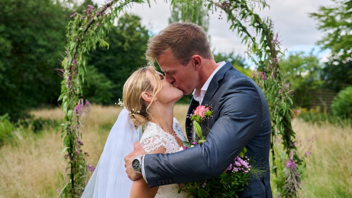 Kys i kanoen: Se alle billederne fra René Holten Poulsens romantiske  havebryllup | BILLED-BLADET