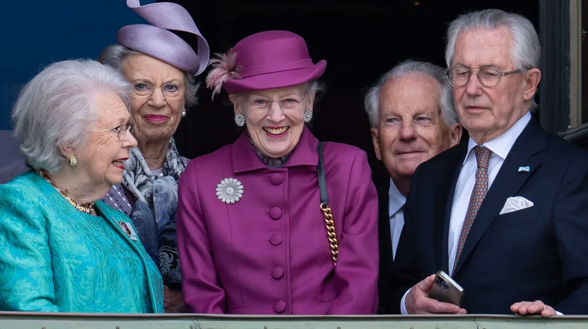 Her ses dronning Margrethe ved fejringen af kong Carl Gustafs 80-års dag i april omgivet af prinsesse Benedikte, sin kusine, prinsesse Christina og hendes mand Tord Magnuson samt sin fætter, grev Michael Bernadotte.