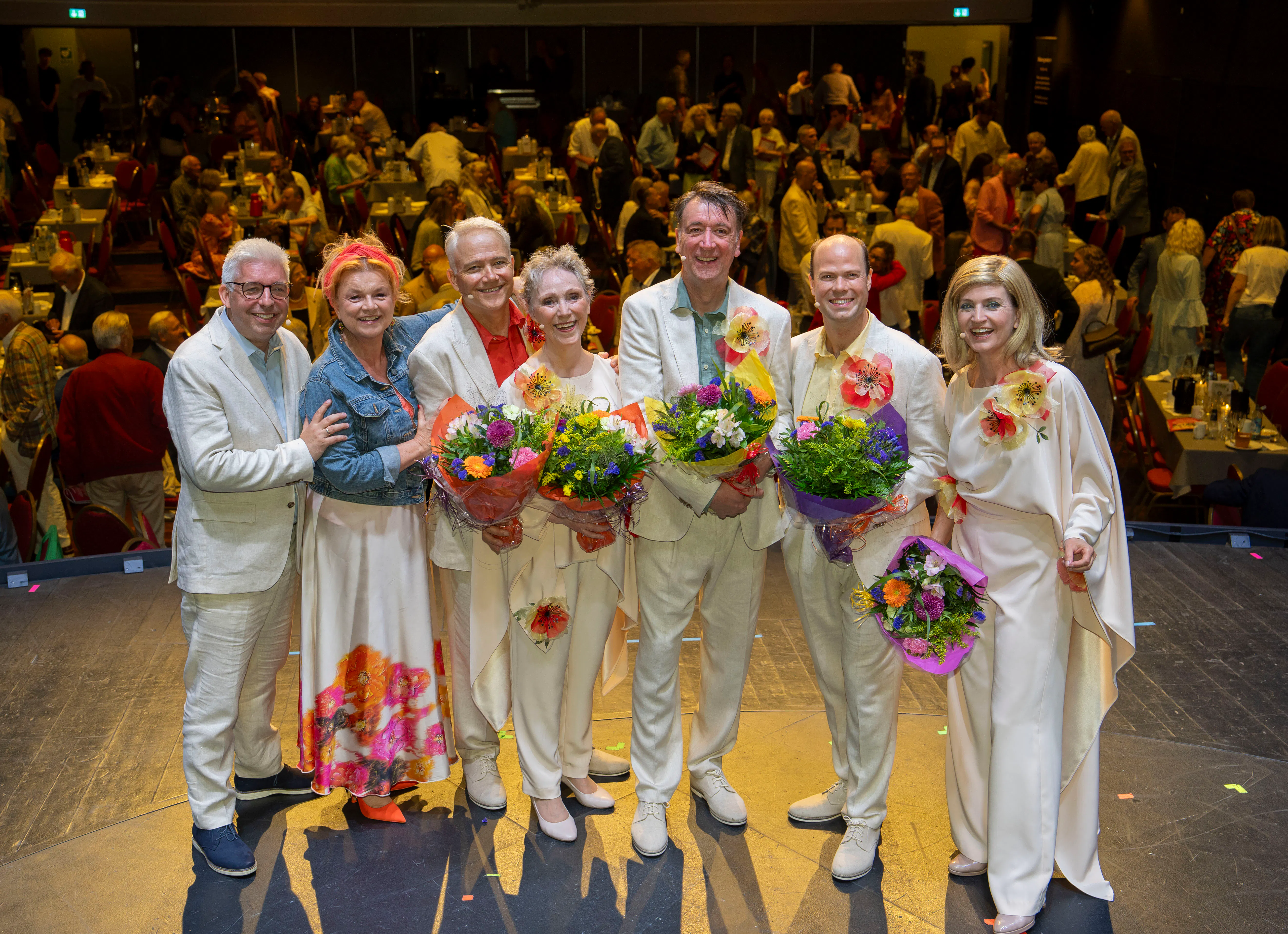 Årets hold i Nykøbing Falster Revyen er kapelmester Micky Pless og instruktør Jeanne Boel samt skuespillerne Karsten Jansfort, Bente Eskesen, Gordon Kennedy, Sebastian Harris og Annette Heick.