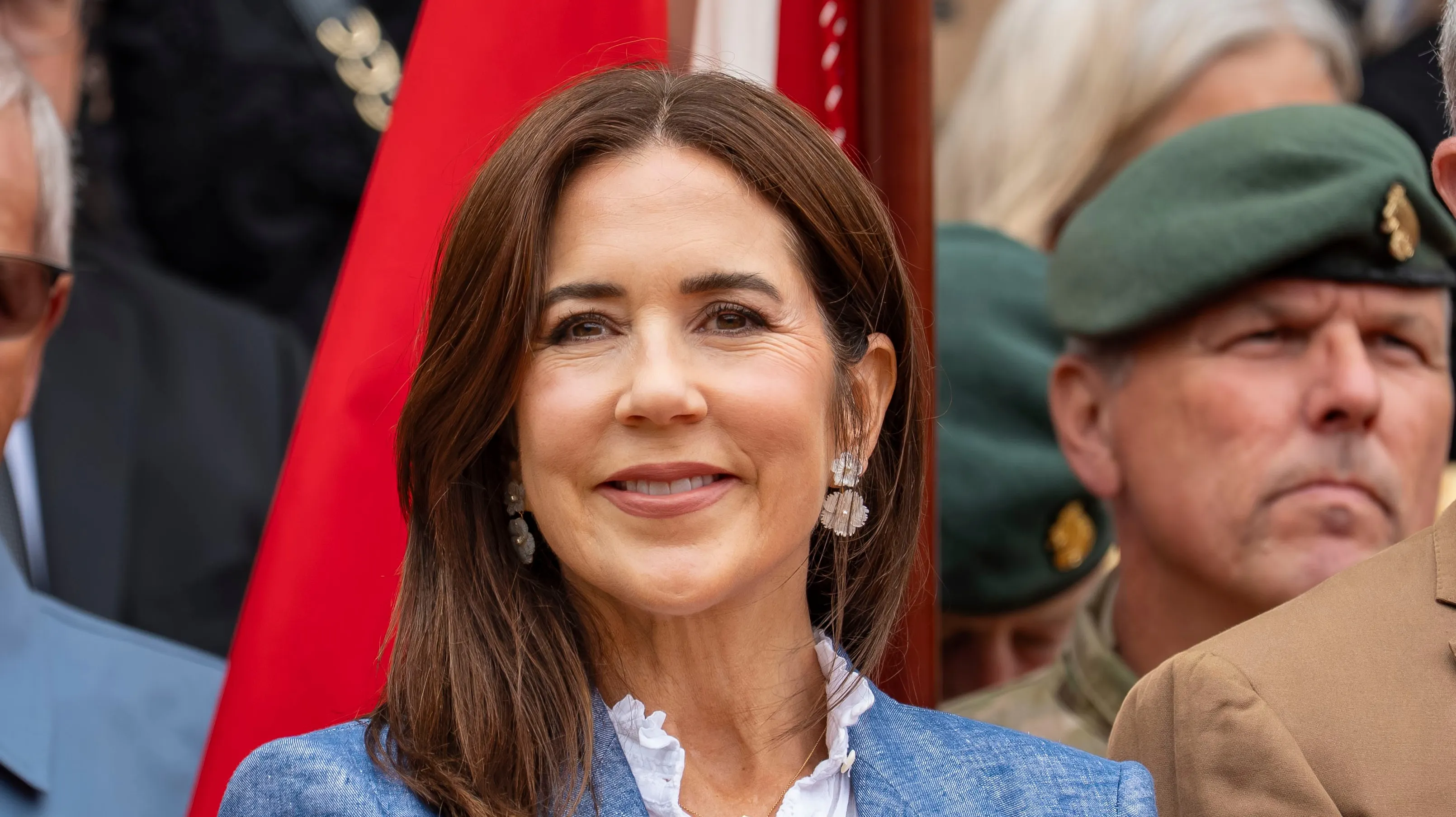 Dronning Mary er dukket op.