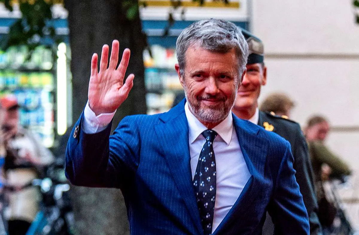 Kong Frederik ankommer til Rundetaarn, hvor han skal se solformørkelsen 12. august 2026. 