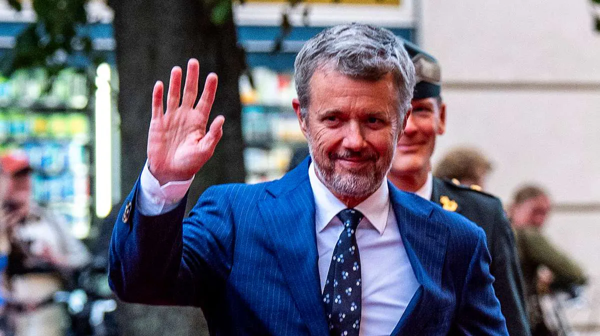 Kong Frederik ankommer til Rundetaarn, hvor han skal se solformørkelsen 12. august 2026.