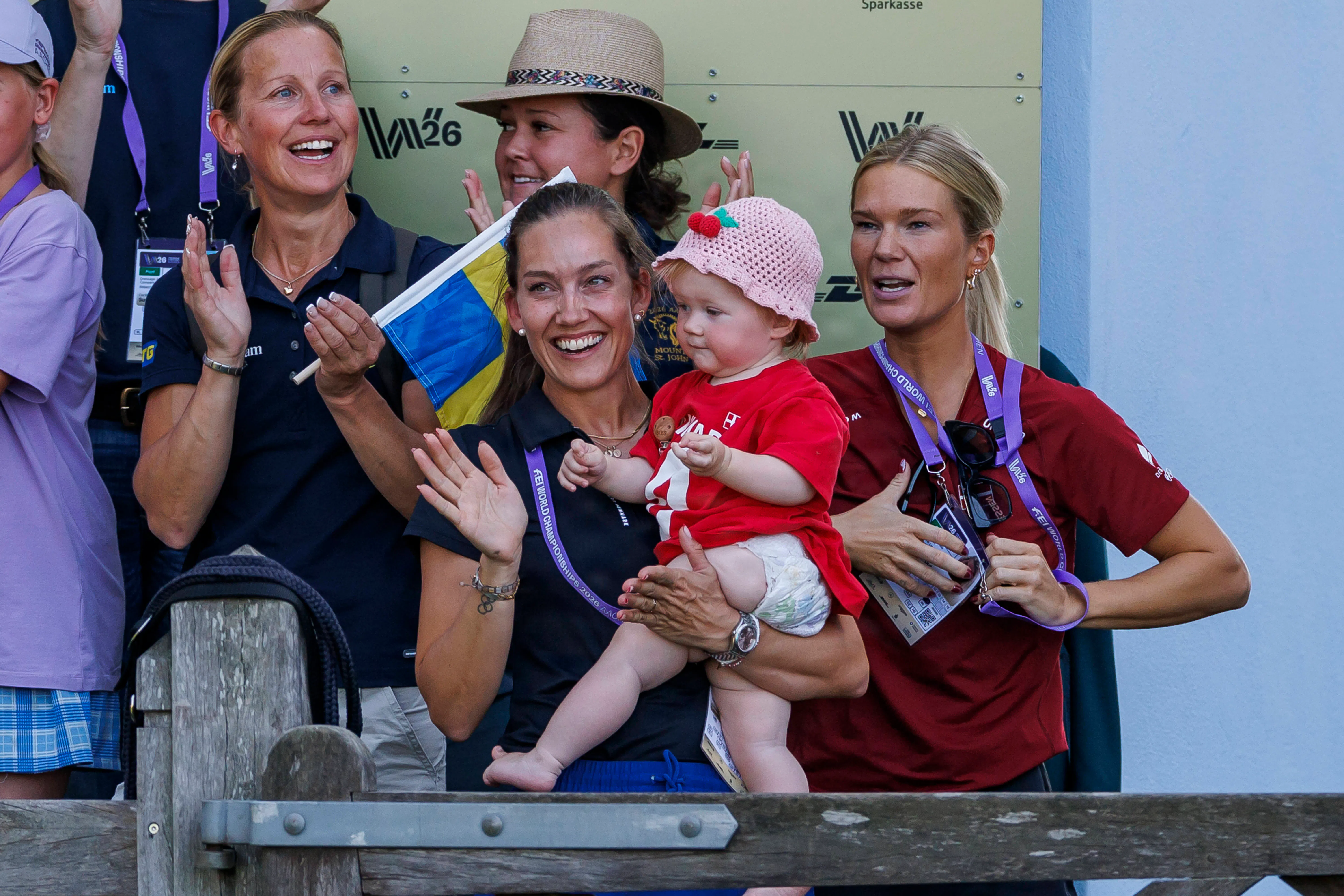 Cathrine Laudrup-Dufour har datteren Palma og hustruen Rasmine med i Aachen.