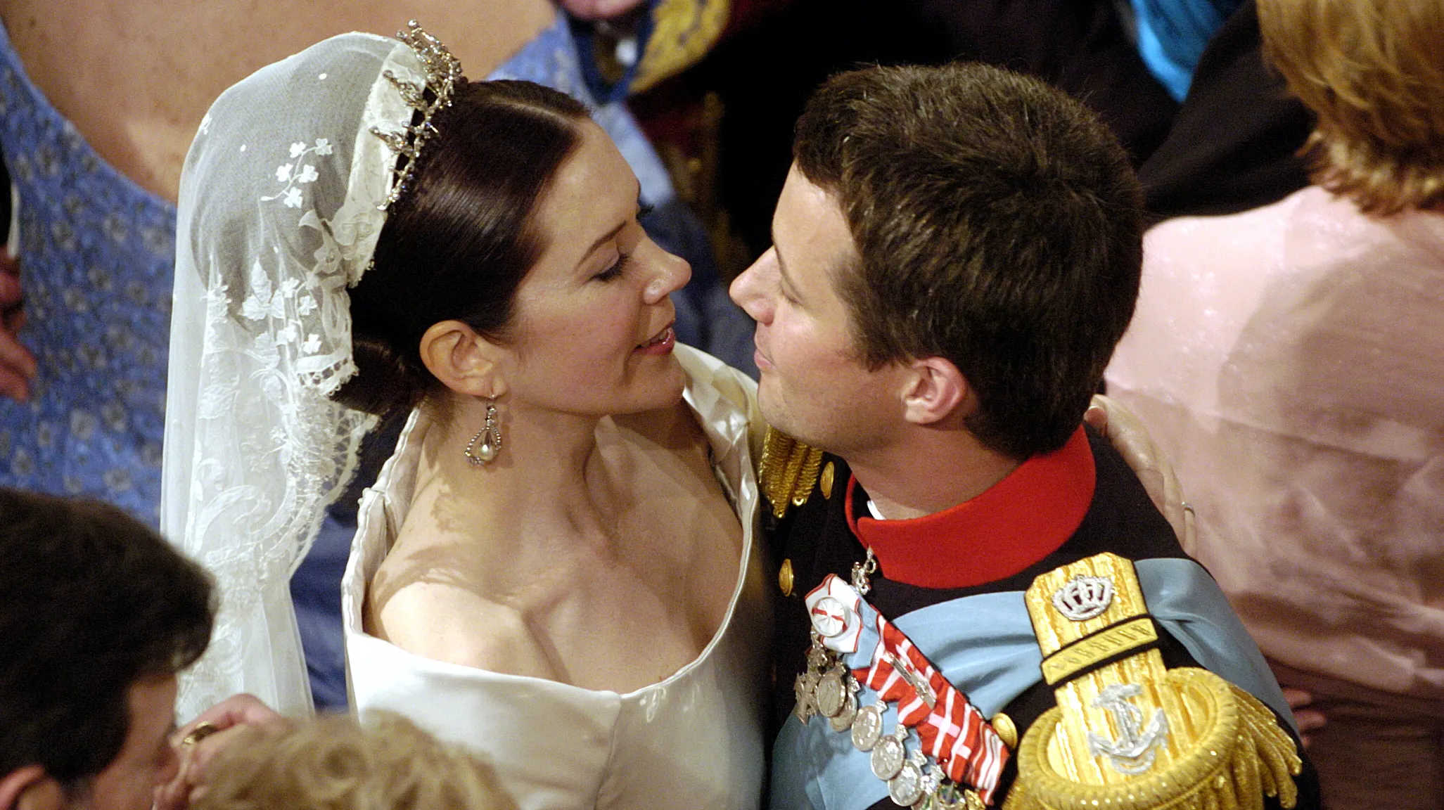 Da Mary i 2004 blev gift, bar hun et slør af irske kniplinger, som dronning Ingrid havde bragt ind i familien fra sin britiske mor.