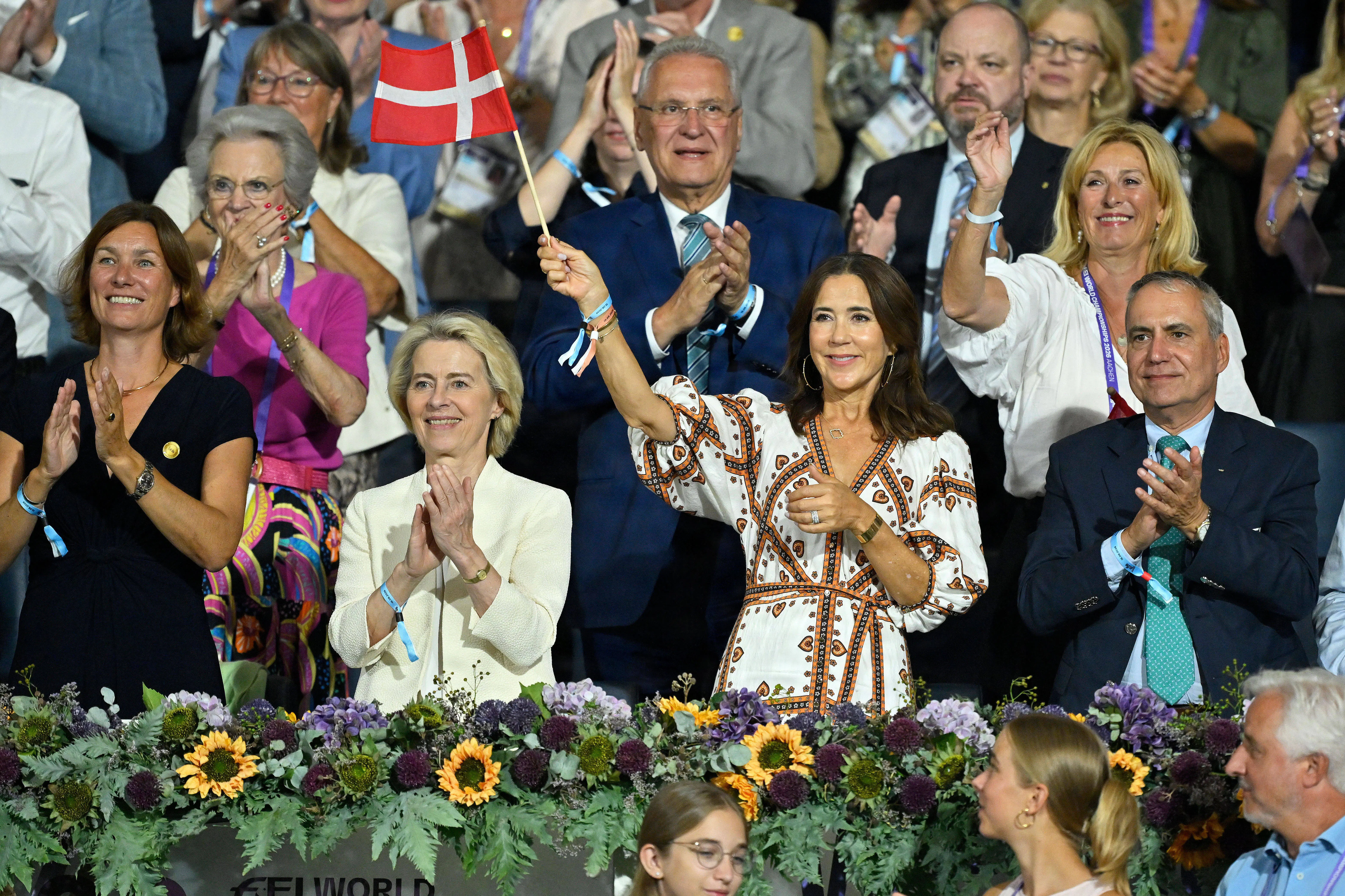Dronning Mary sad lørdag lige ved siden af Ursula von der Leyen, da de overværede VM i dressur. 