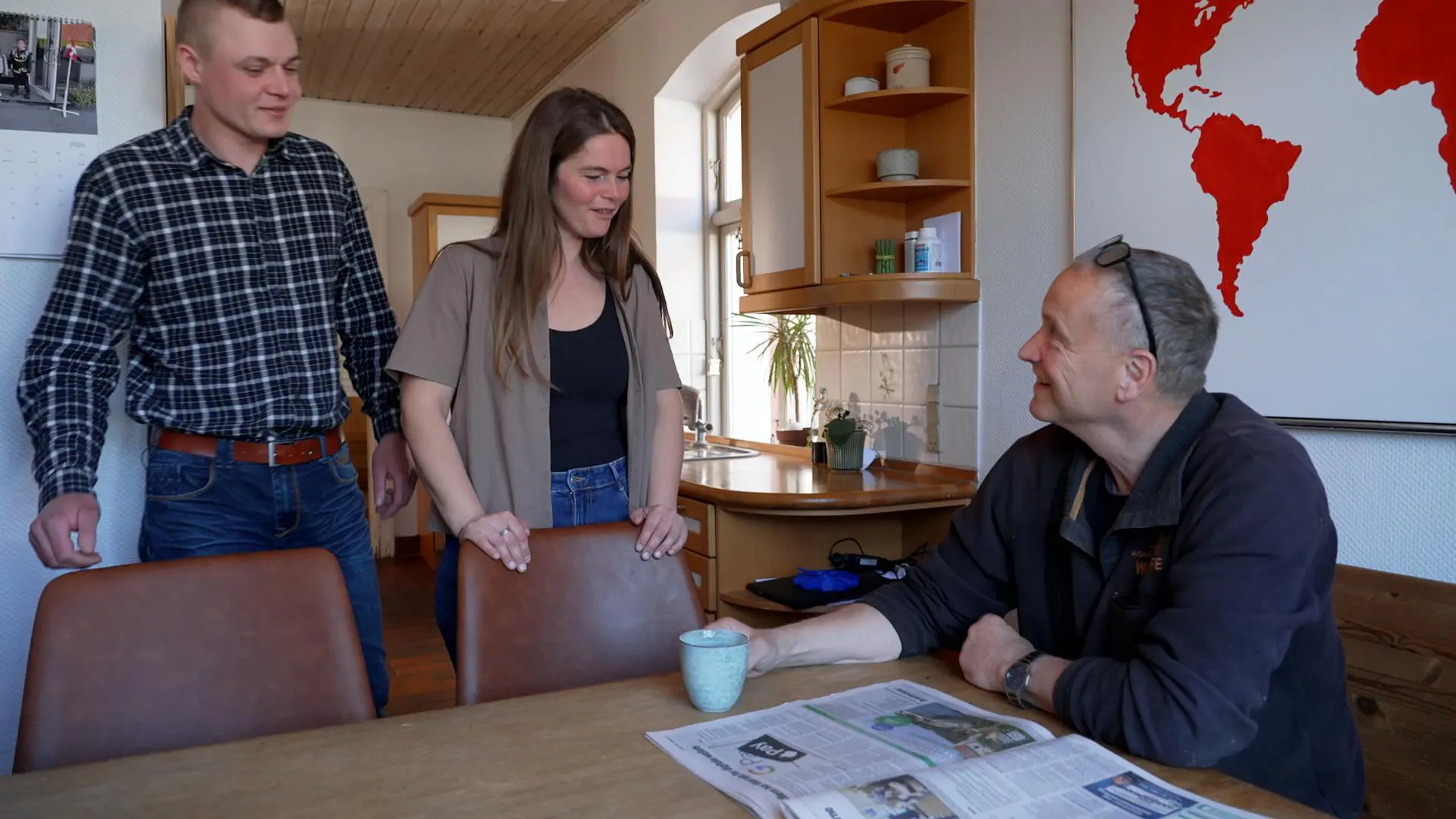 Nu er de tre hjemme på gården, for Charlottes far bor der fortsat. 