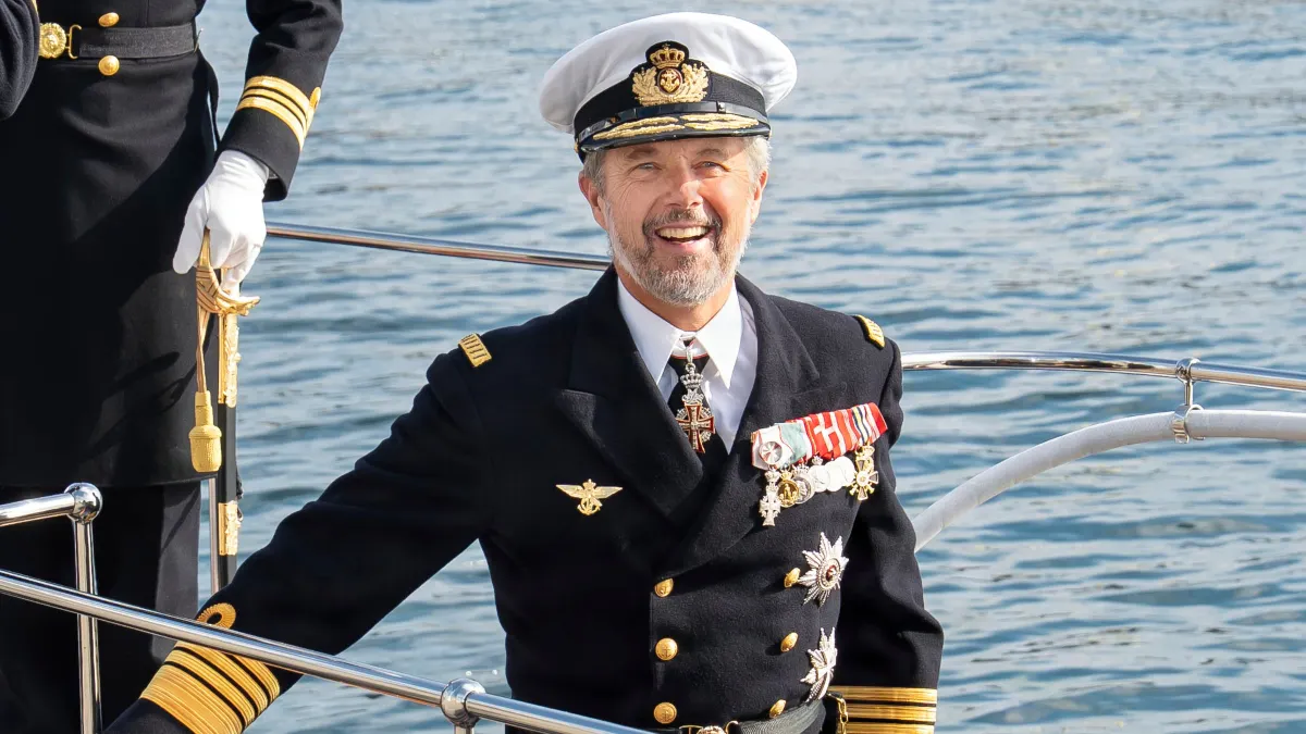 Kong Frederik på vej til Dannebrog tirsdag morgen.