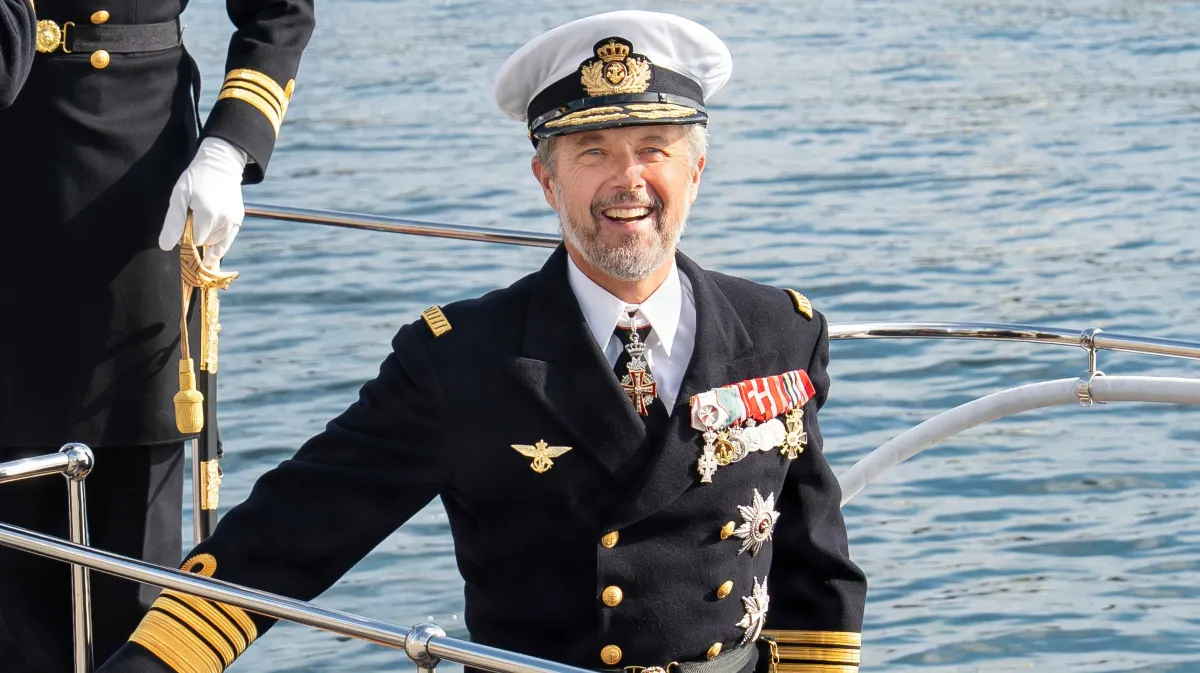 Kong Frederik på vej til Dannebrog tirsdag morgen.
