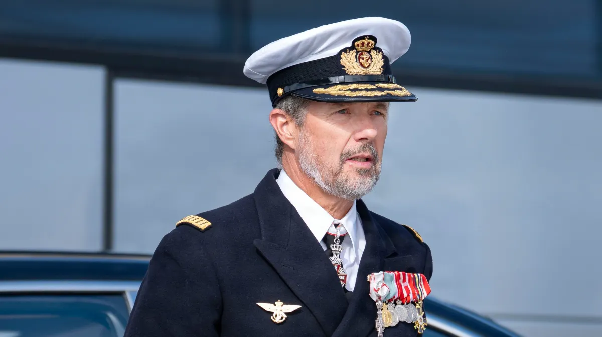 Kong Frederik ankommer til Nordre Toldbod tirsdag.