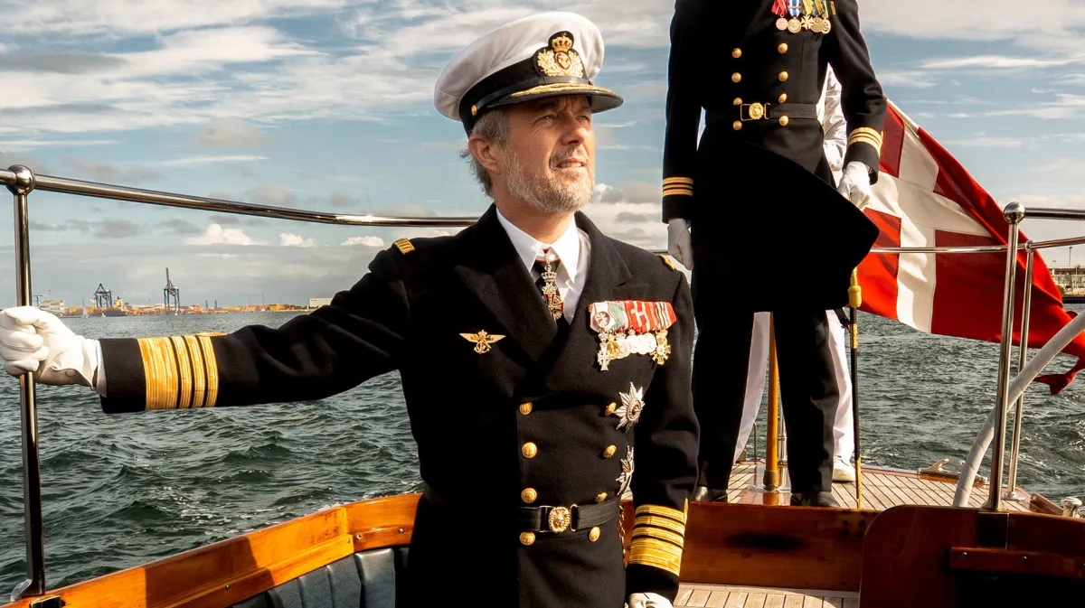 Kong Frederik på vej ud til Kongeskibet Dannebrog på majestætisk vis.