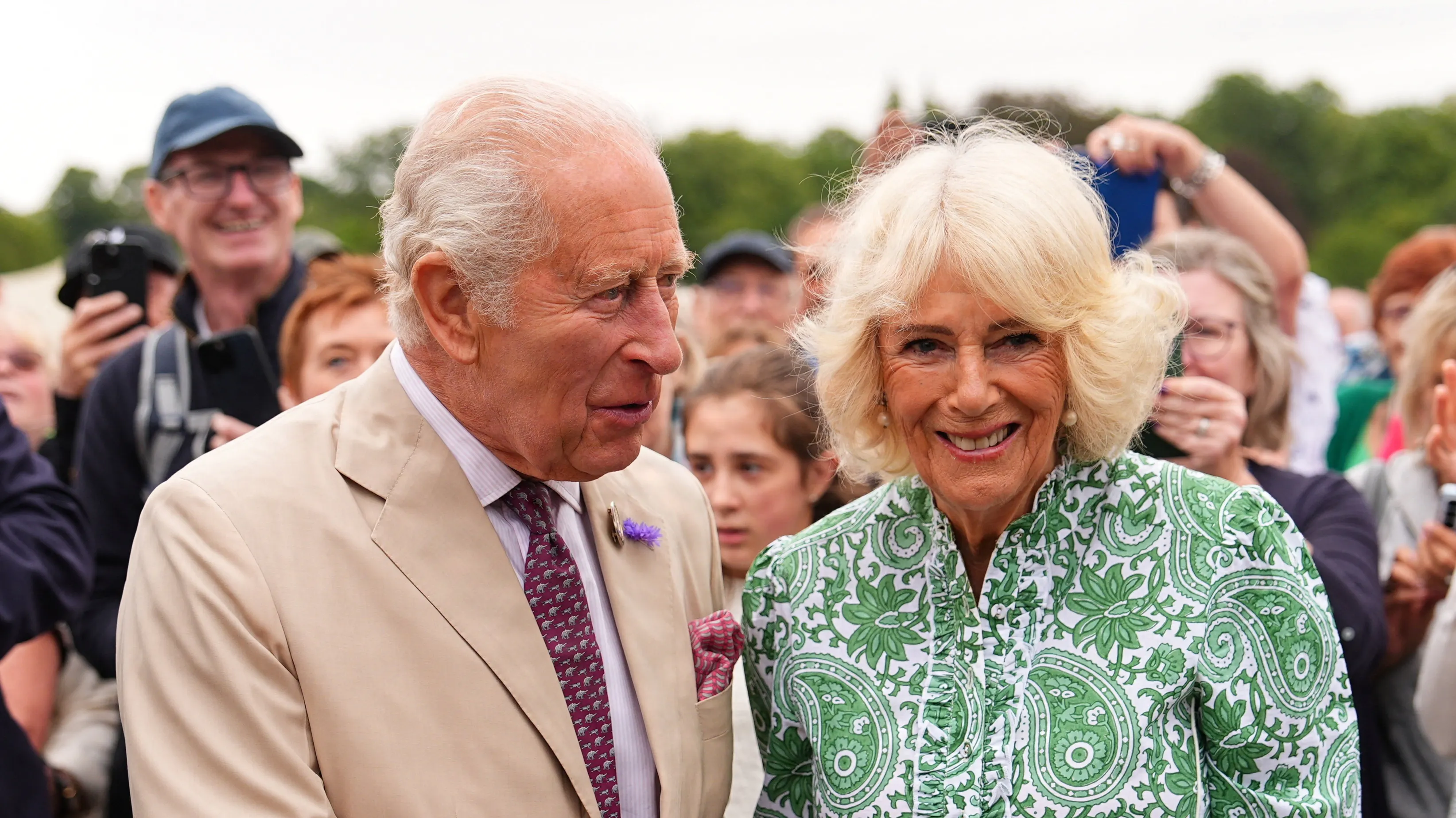 Det var svært for dronning Camilla, at holde kong Charles' kræftsygdom hemmelig.