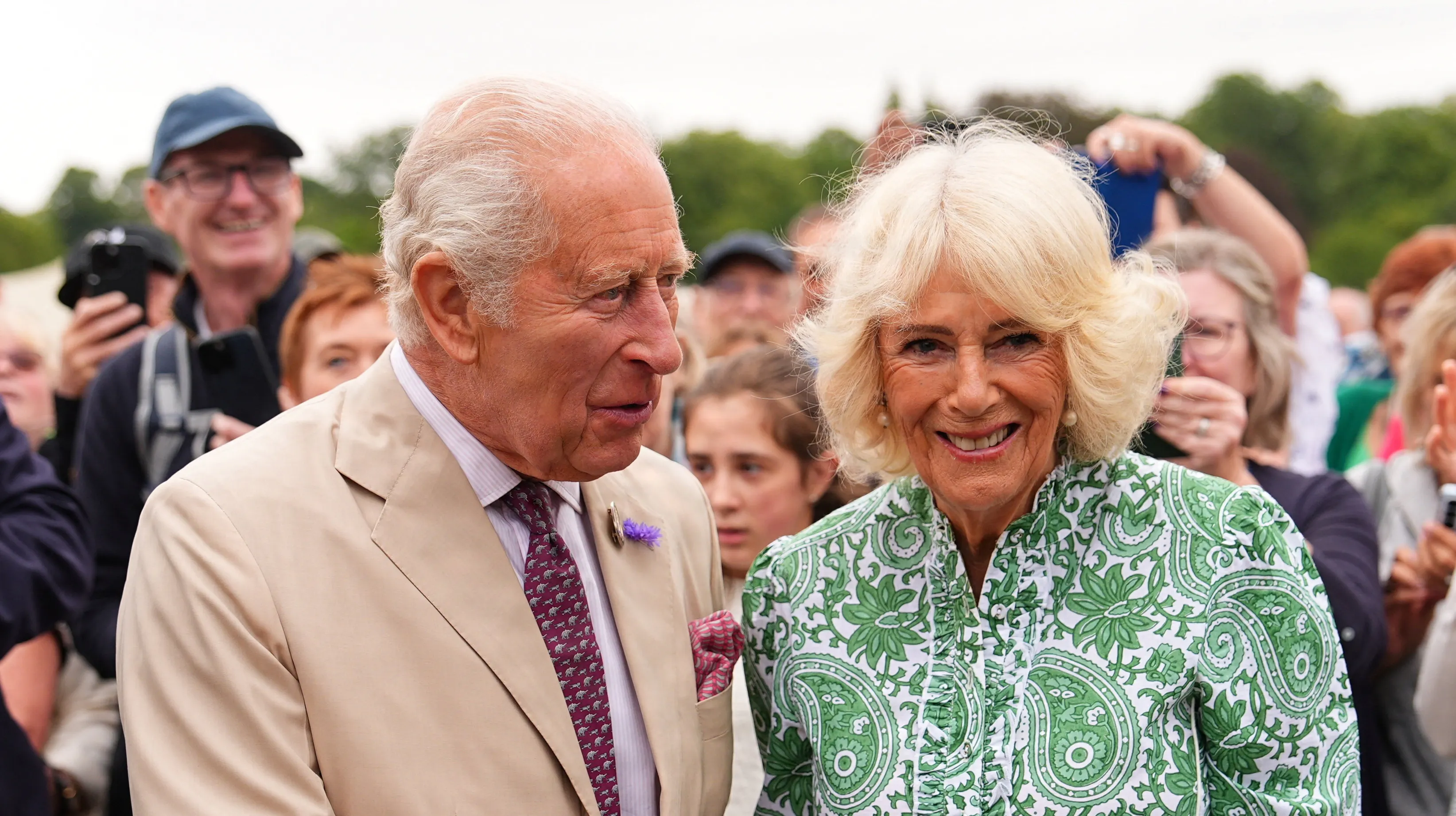 Det var svært for dronning Camilla, at holde kong Charles' kræftsygdom hemmelig.