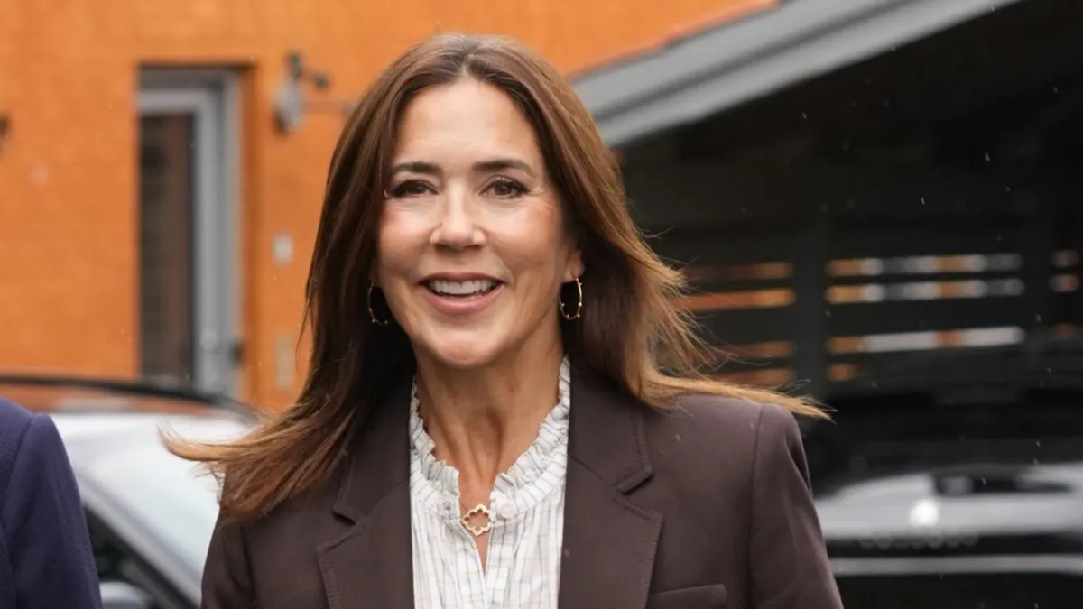 Dronning Mary med smil på læben ved ankomst. 