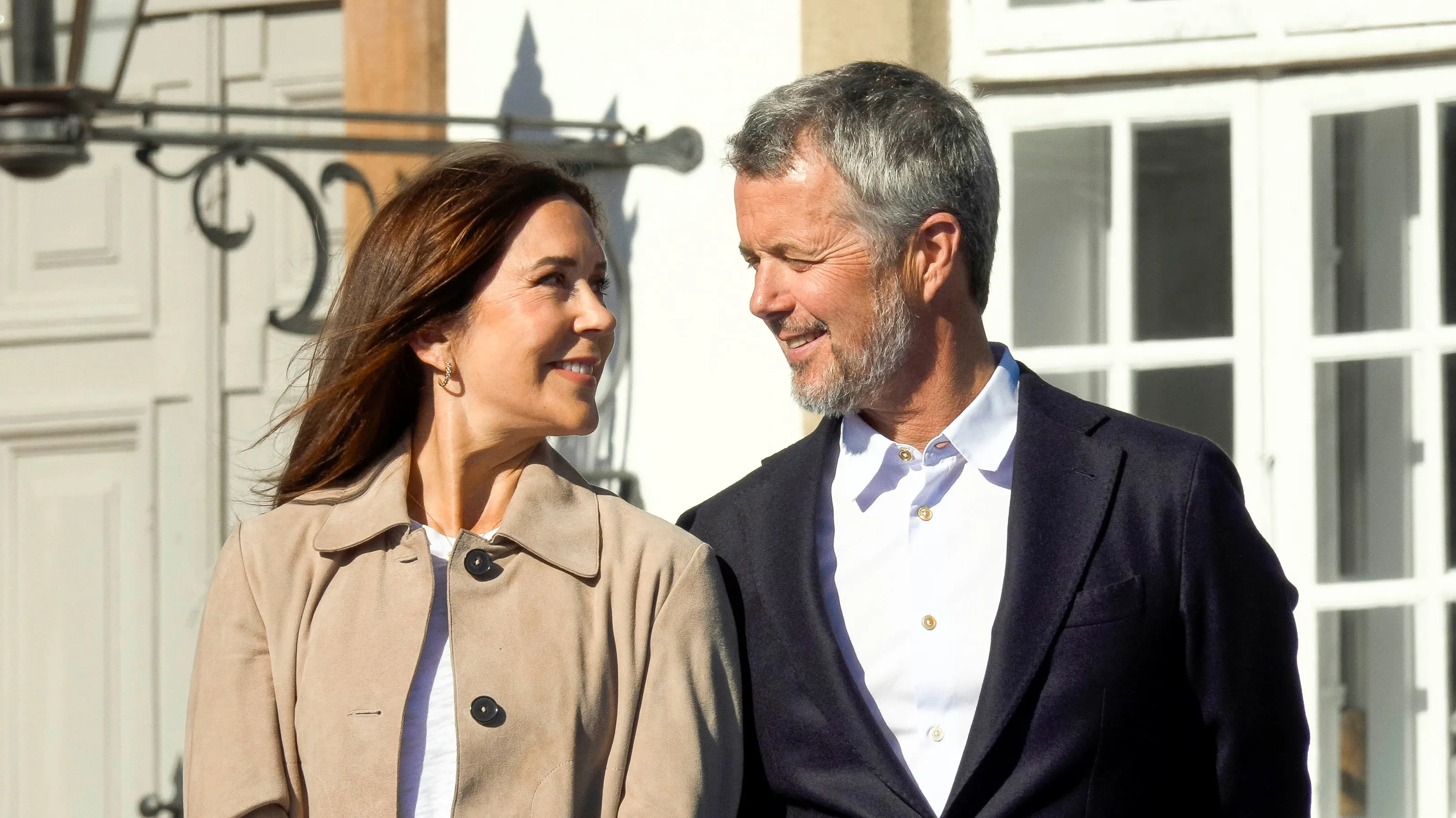 Dronning Mary og kong Frederik gør det begge.