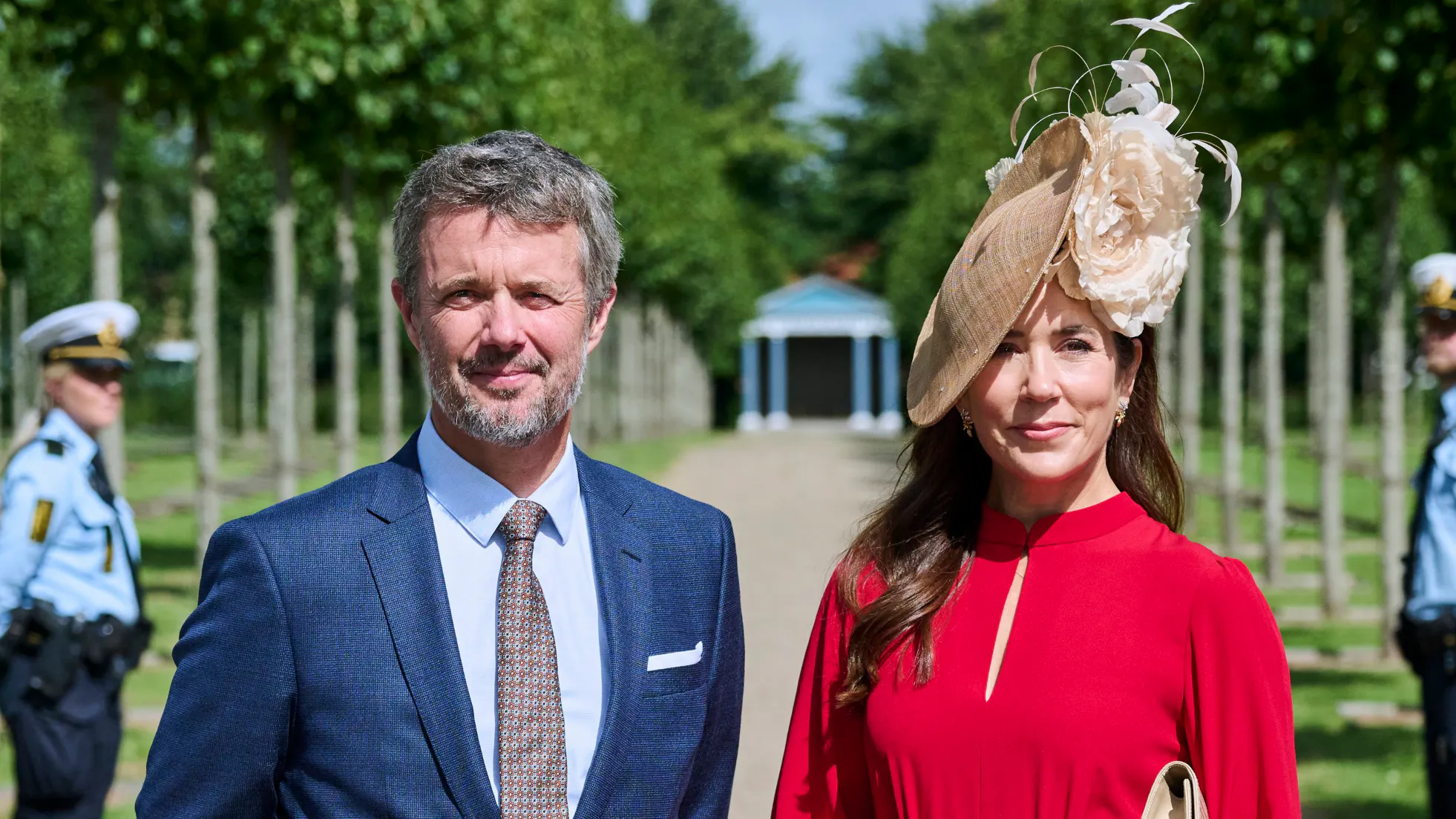 Kong Frederik og dronning Mary deltager i brylluppet på Egeskov Slot.