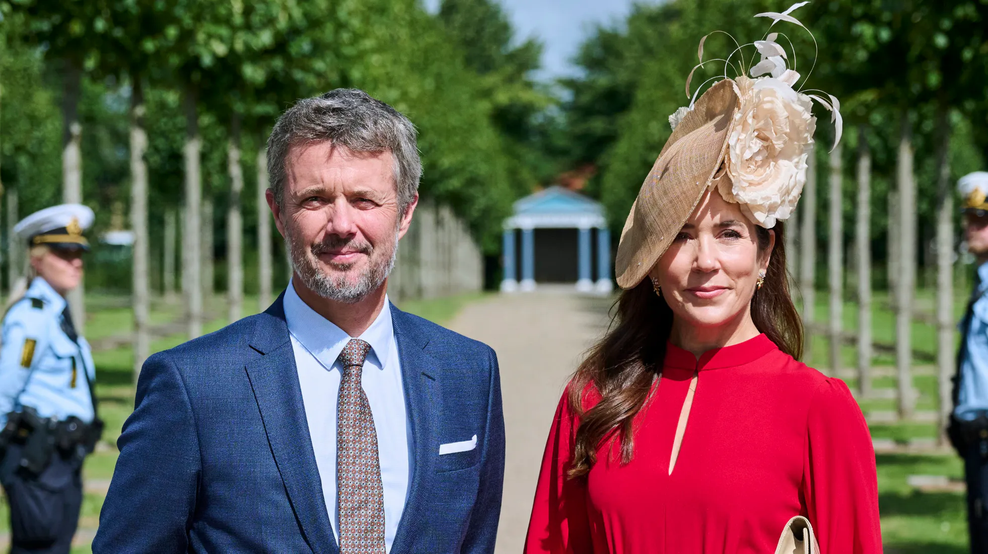 Kong Frederik og dronning Mary deltager i brylluppet på Egeskov Slot.