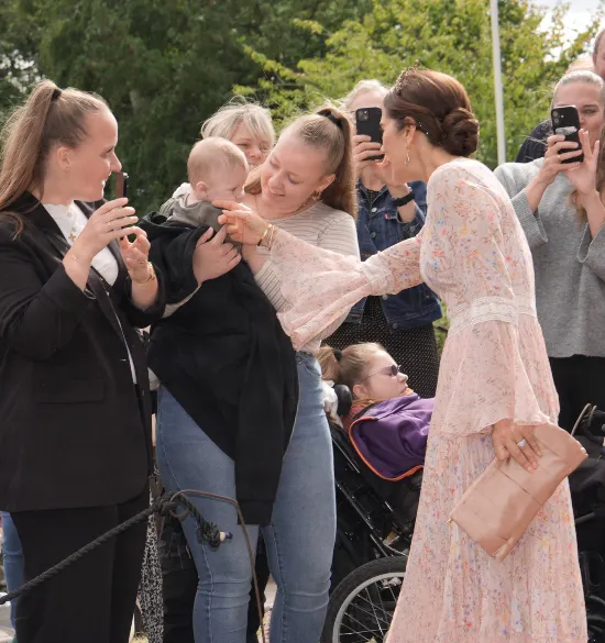 Dronning Mary var glad for at se så mange unge Kværndrup-borgere ved kirken.