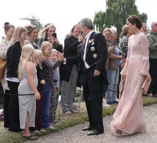 Kong Frederik var klar med royalt håndklask.