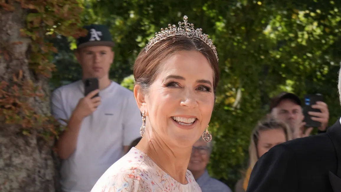 Dronning Mary var perfekt klædt på til adeligt sommerbryllup på Fyn.
