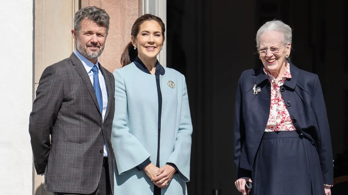 Kongeparret og dronning Margrethe følger med i udviklingen i Fredensborg.