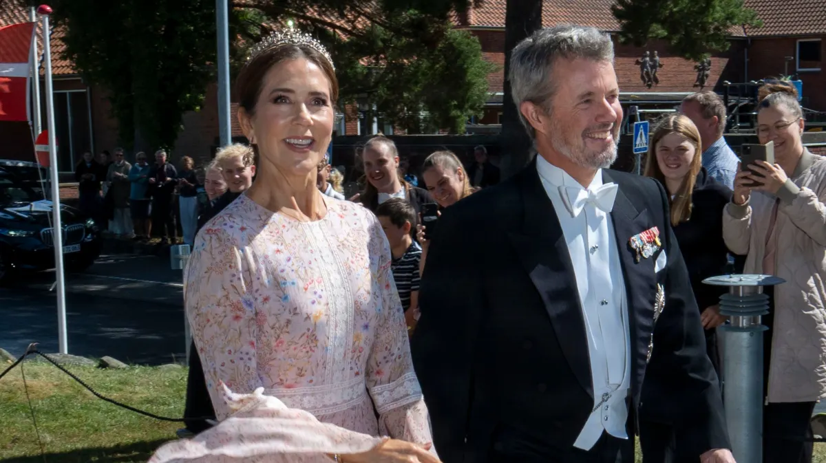 Dronning Mary og kong Frederik nød det gode selskab til bryllupsfesten på Fyn.