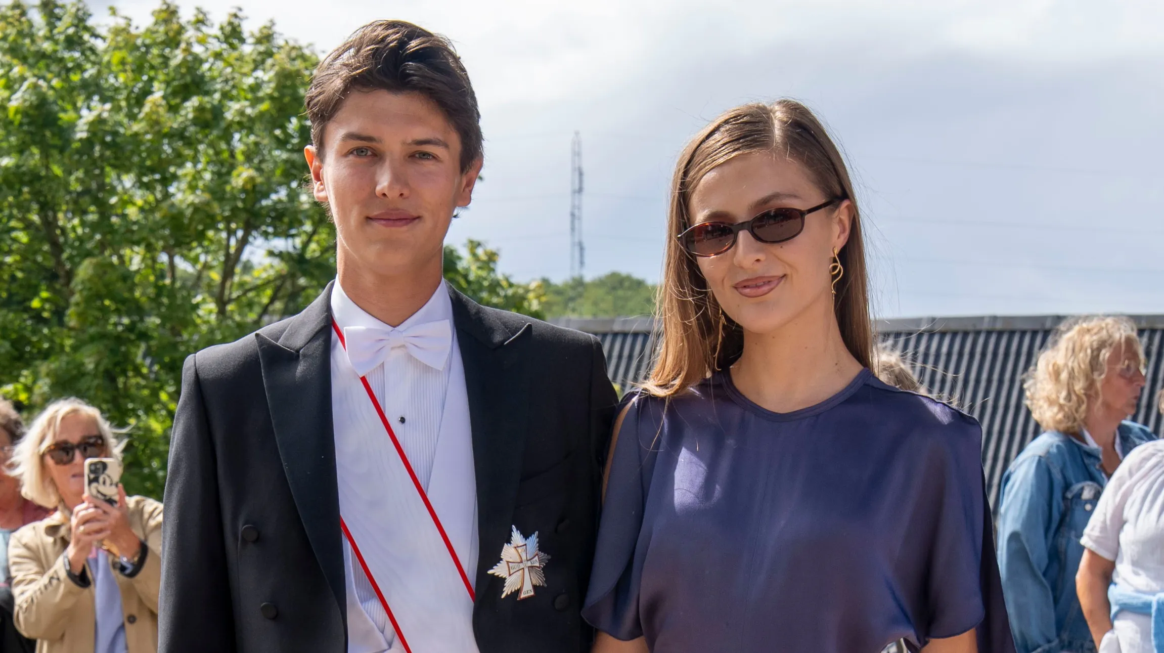 Grev Nikolai og Benedikte Thoustrup har gået i gymnasiet med gommen, og de glædede sig til at fejre kærligheden med ham og hans brud.