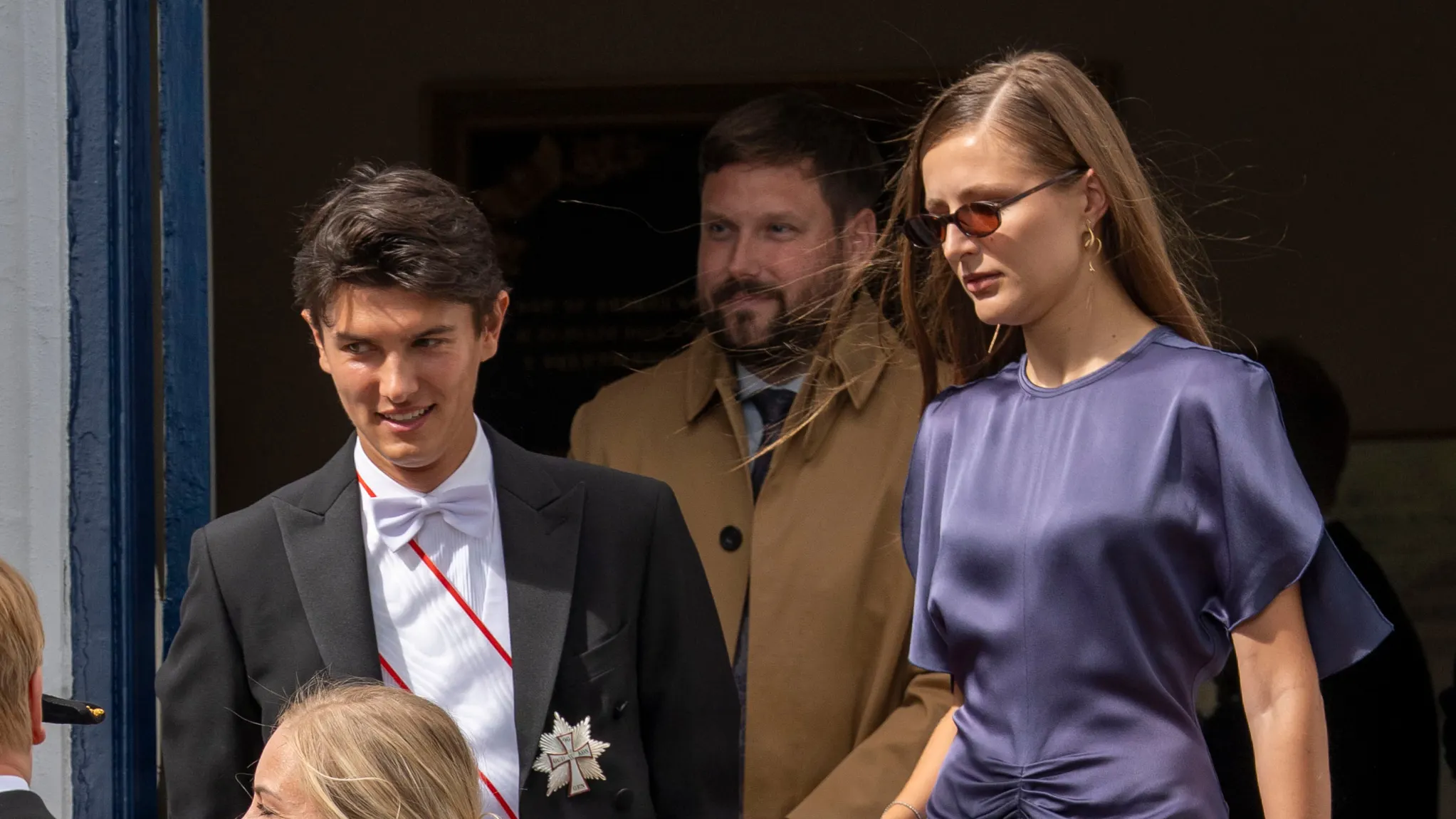 Grev Nikolai og Benedikte Thoustrup forlader her Kværndrup Kirke efter vielsen mellem Cecilie og Gregers Ahlefeldt-Laurvig-Bille.
