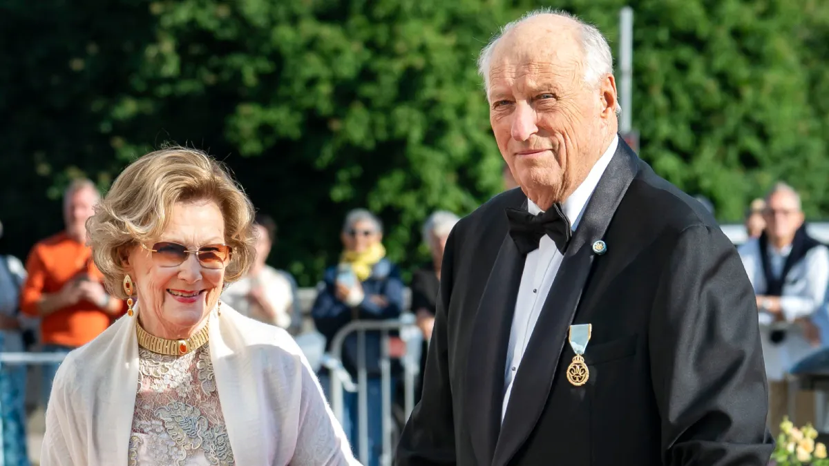 Dronning Sonja og kong Harald ved det svenske kongepars guldbryllup tidligere i år. 