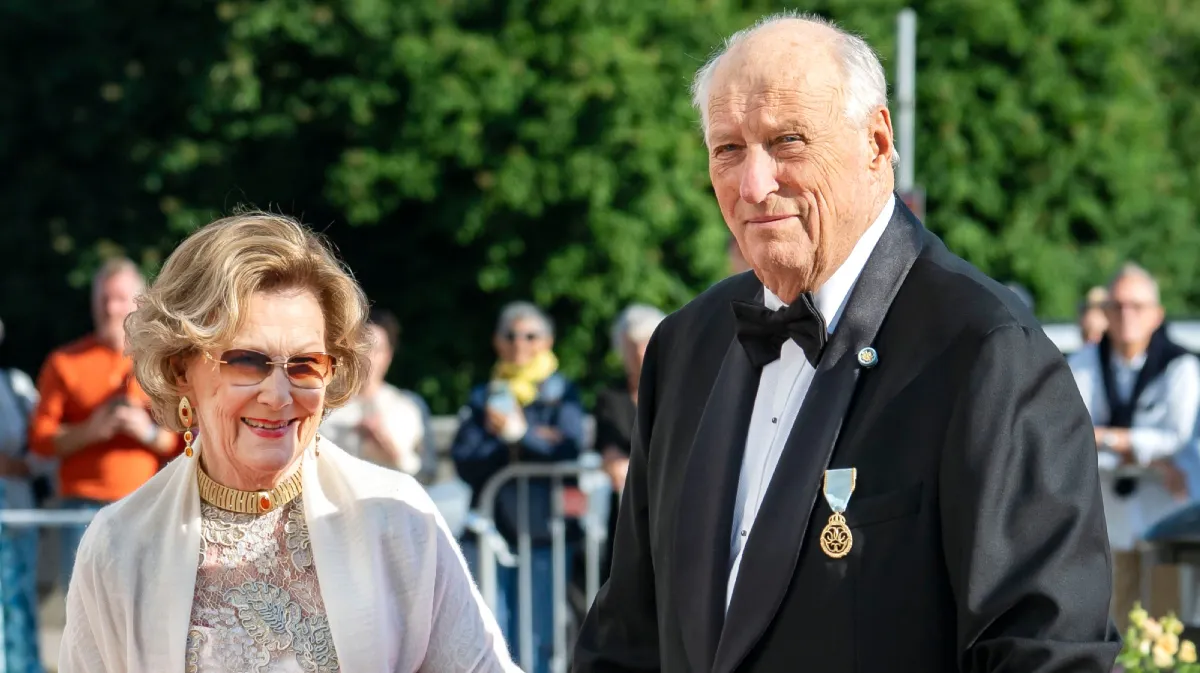 Dronning Sonja og kong Harald ved det svenske kongepars guldbryllup tidligere i år.
