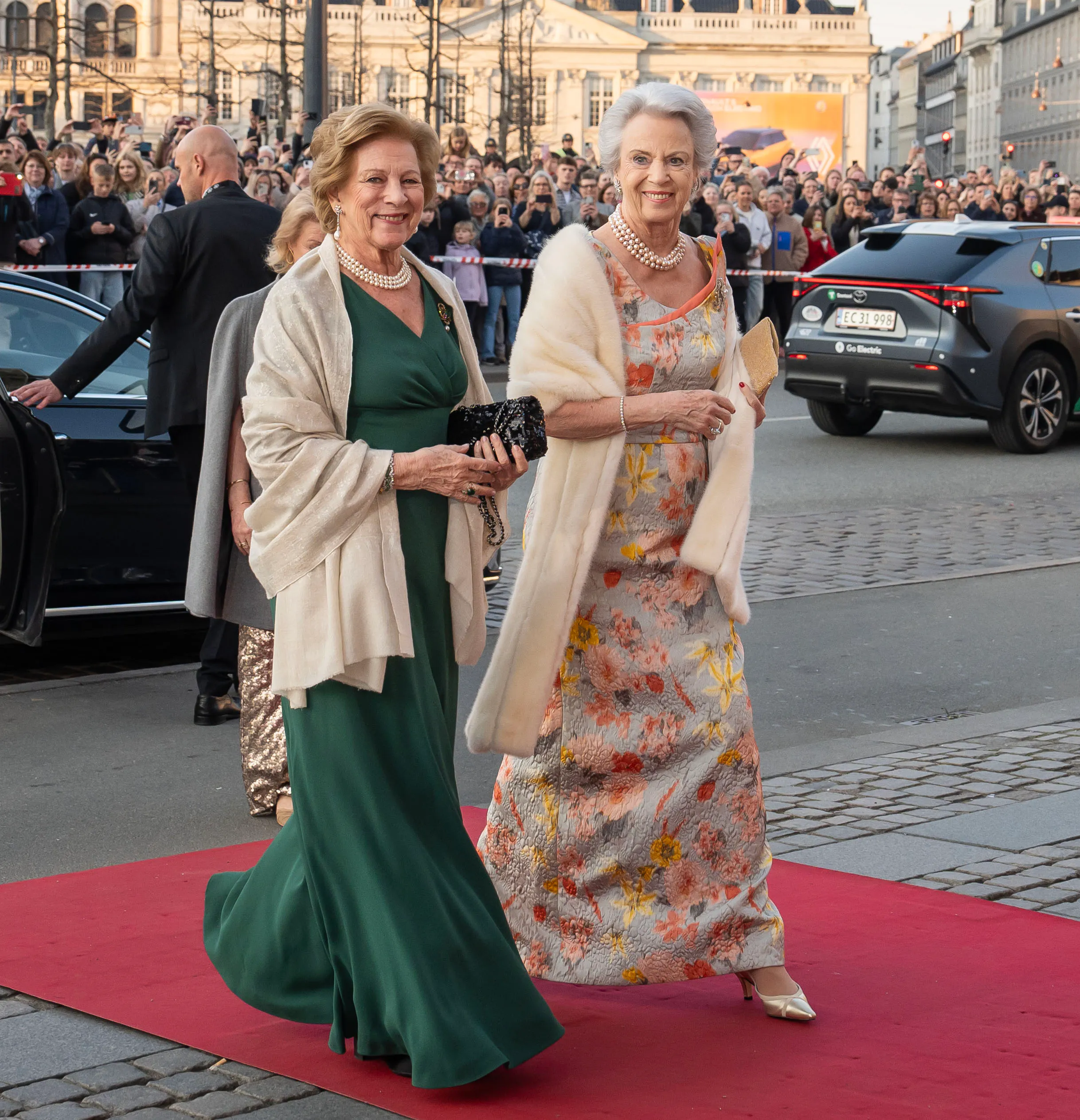OPGAVE: Fødselsdagsforestilling i Det Kongelige Teater i anledning af prinsesse Isabellas fødselsdag.Dronning Annemarie og prinsesse Benedikte ankommer STED: Det kongelige teaterJOURNALIST: Ulrik Ulriksen, Marianne Singer Sara Nørgaard og Tanja LarsenFOTOGRAF: © Hanne Juul/ Aller Foto & VideoDATO: 202504015