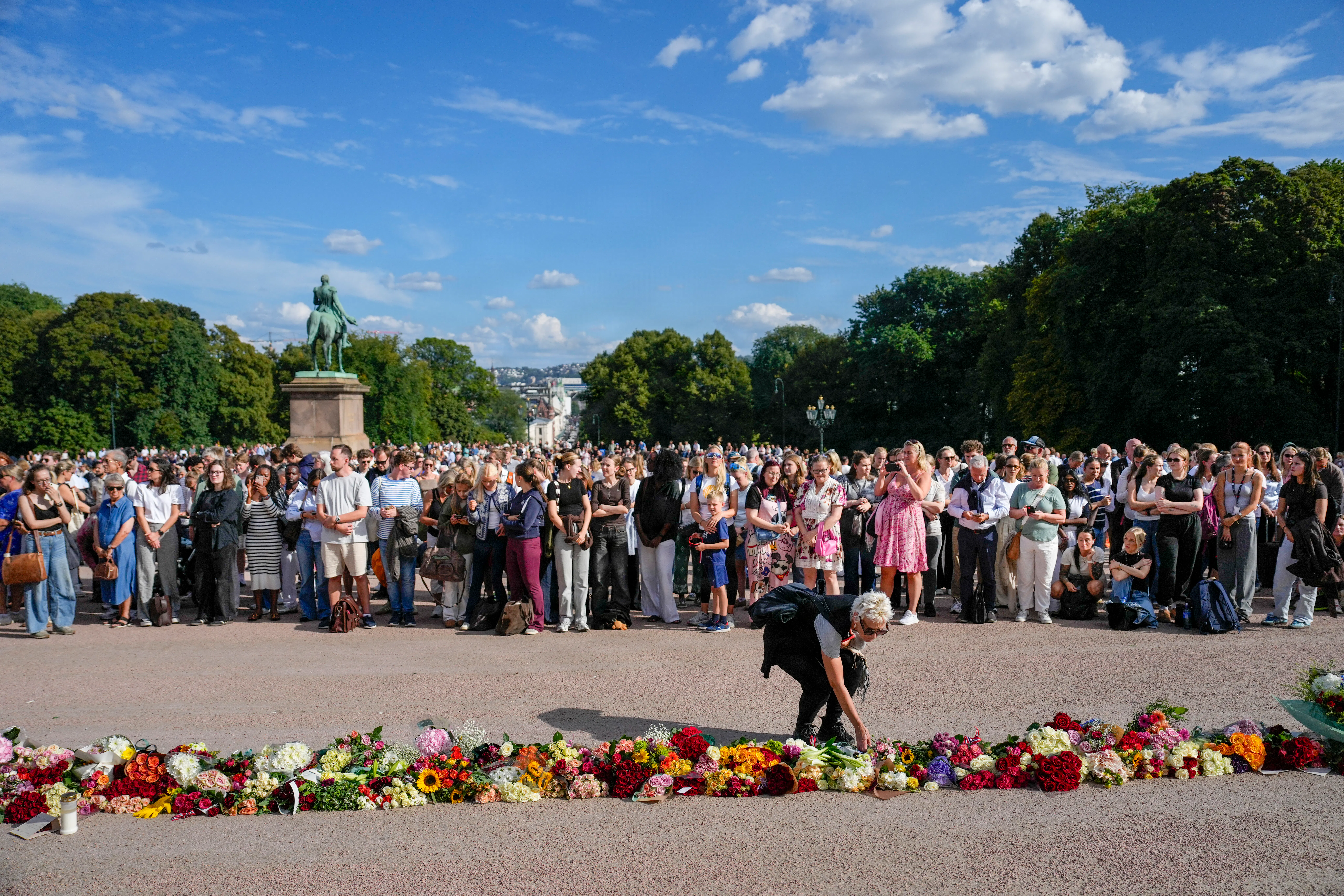 Det vrimler med mennesker foran slottet i Oslo, mens alle venter på nyt fra kongehuset. 