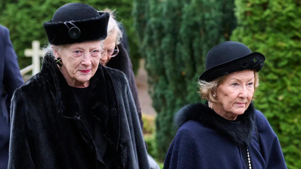 Dronning Margrethe og dronning Sonja ved deres fælles ven, lensgreve Preben Ahlefeld-Laurvig begravelse sidste år.