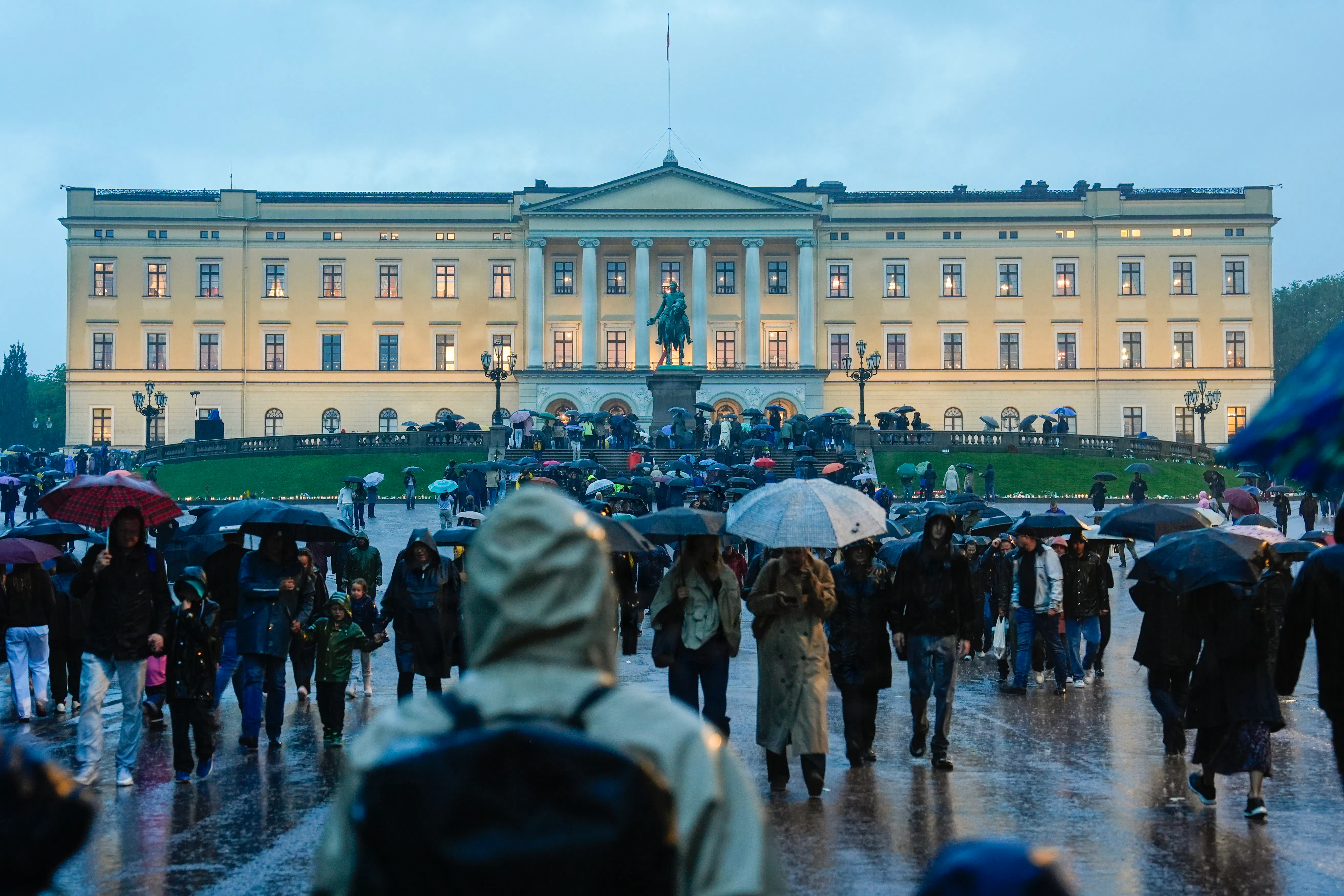 Det kongelige slot i Oslo om aftenen den 28. august 2026, hvor kisten med kong Harald er ankommet fra Rikshospitalet.