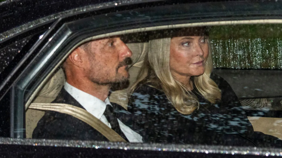 En sørgende kong Haakon med sin hustru, dronning Mette-Marit, ved sin side fredag aften. 