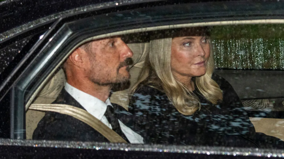 En sørgende kong Haakon med sin hustru, dronning Mette-Marit, ved sin side fredag aften.