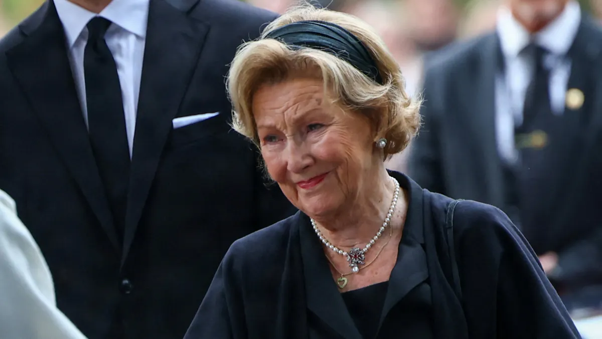 Stærke billeder: For en stund var Sonja ikke dronning, men ene og alene en  enke i sorg | BILLED-BLADET