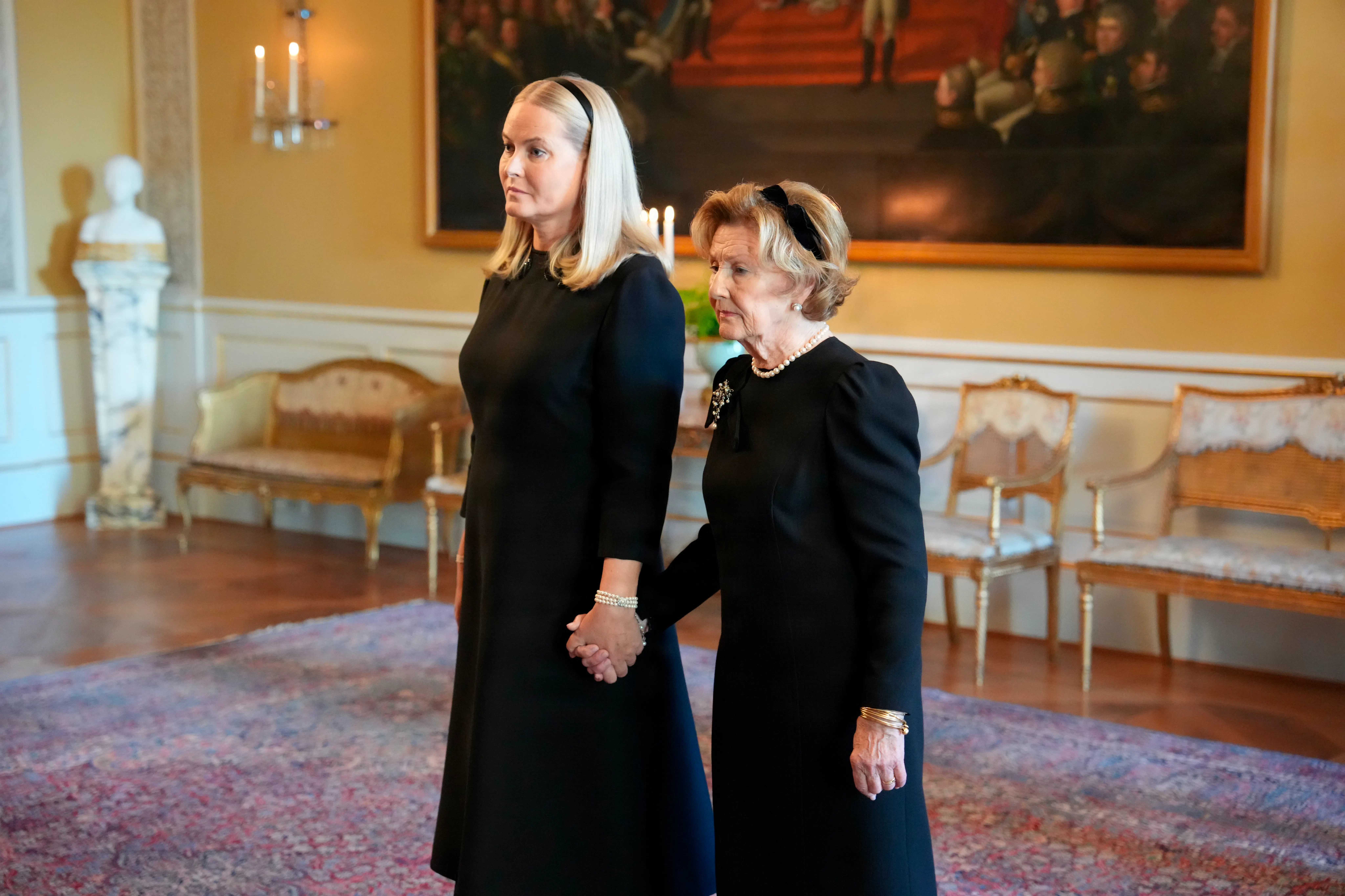 Dronning Mette-Marit og dronning Sonja gik hånd i hånd gennem slottet. 