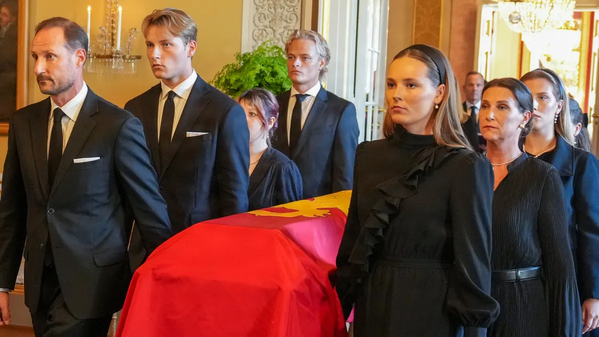 Marius Borg Høiby var blandt de udvalgte: Disse otte fulgte kong Haralds  kiste | BILLED-BLADET