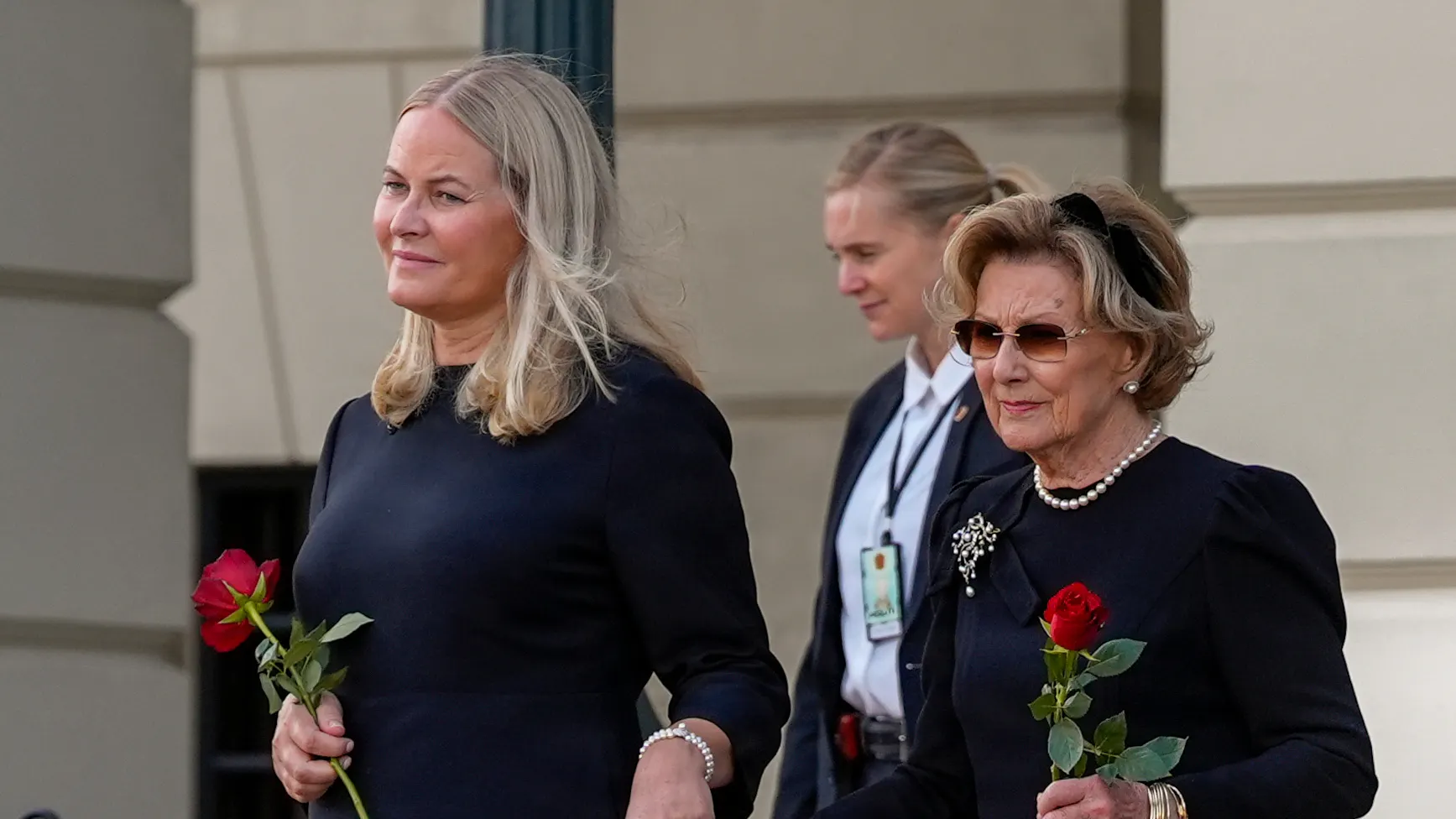 Dronning Mette-Marits afbud til edsaflæggelsen ses tydeligt i Stortinget.