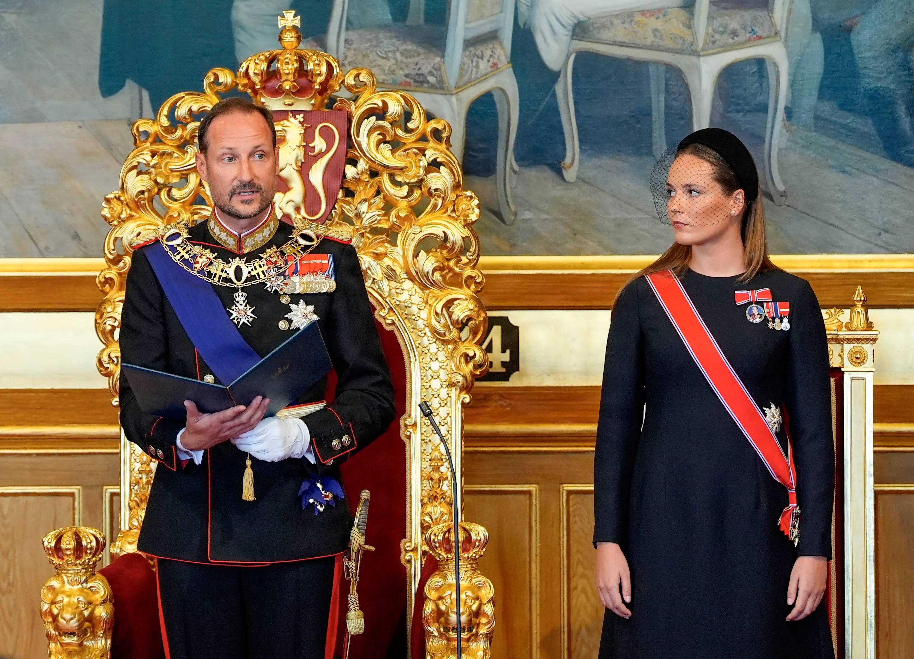 Kronprinsesse Ingrid Alexandras blik var stift rettet mod kong Haakon under edsaflæggelsen. 