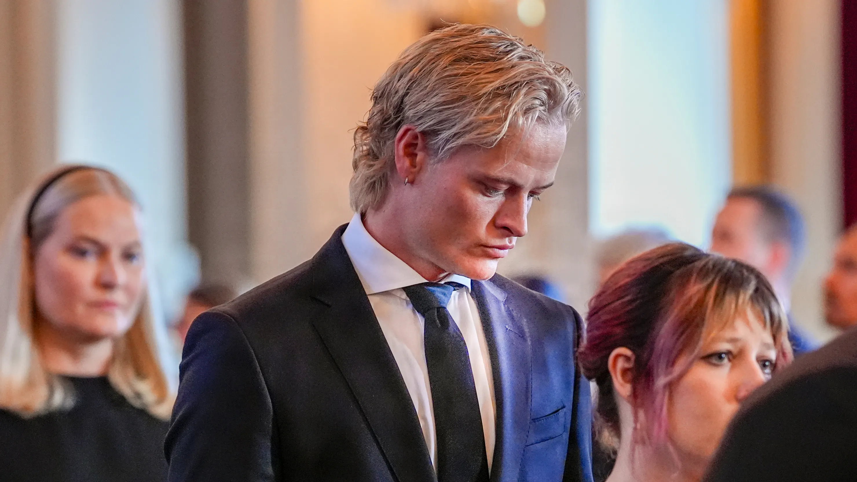 Ông Marius Borg Høiby được chụp ảnh vào thứ Hai, ngày 31 tháng 8, khi ông cùng với gia đình hoàng gia khiêng quan tài của Quốc vương Harald qua Cung điện Hoàng gia đến Nhà nguyện Cung điện.
