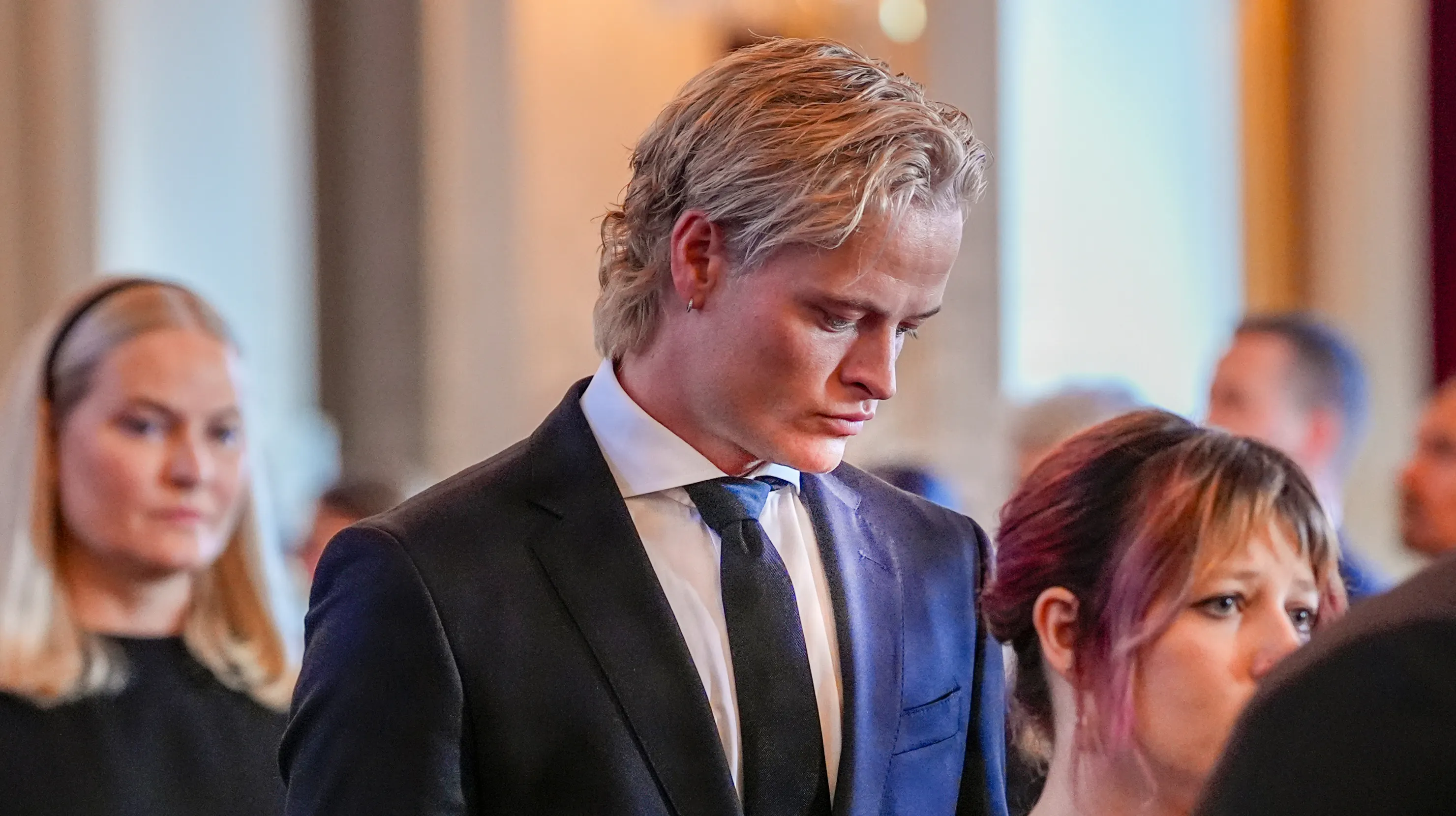 Ông Marius Borg Høiby được chụp ảnh vào thứ Hai, ngày 31 tháng 8, khi ông cùng với gia đình hoàng gia khiêng quan tài của Quốc vương Harald qua Cung điện Hoàng gia đến Nhà nguyện Cung điện.