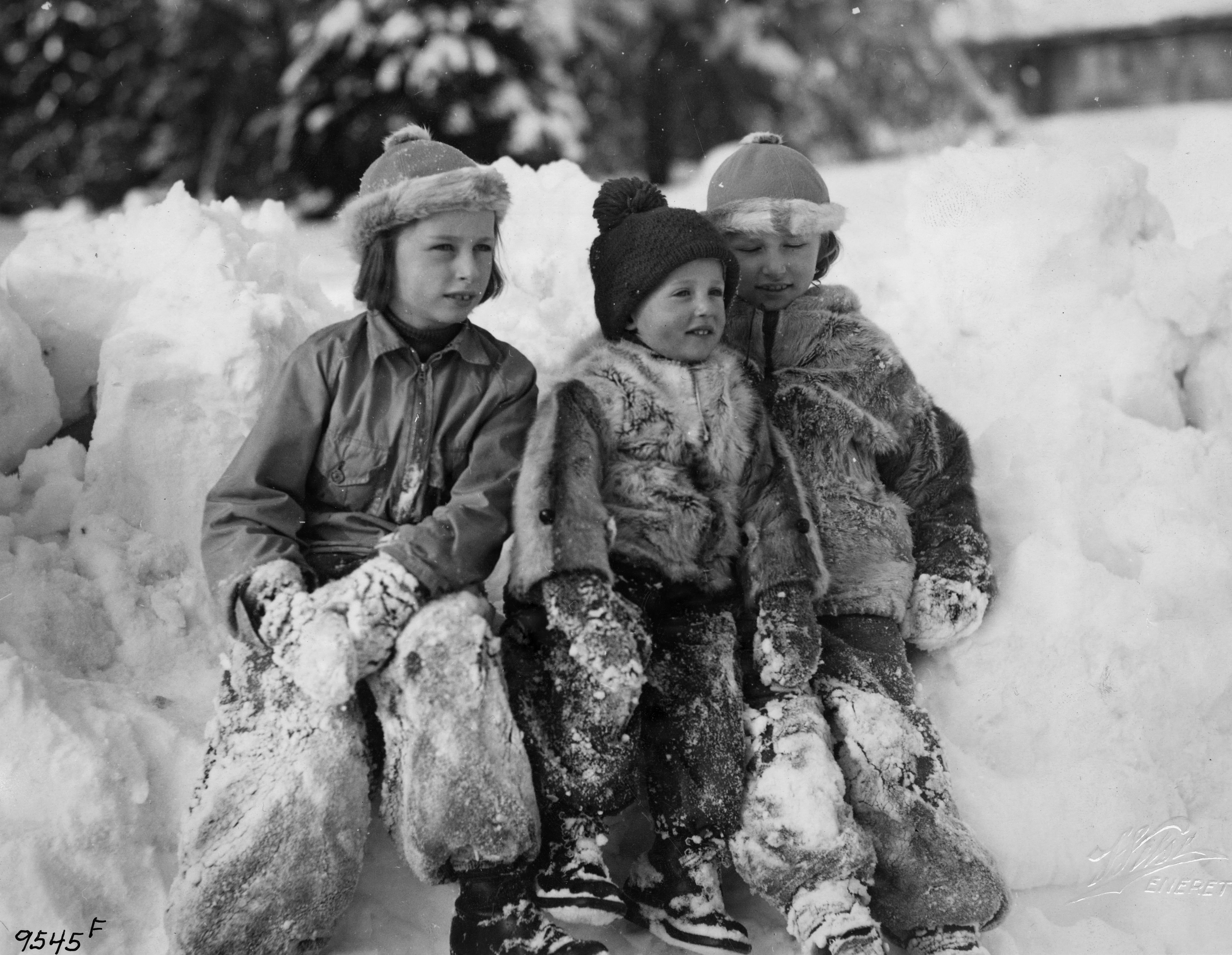 NORWAY 1939-01 From left: Princess Ragnhild of Norway, Crown Prince Harald and Princess Astrid playing in the snow during the winter of 1939. Photo: Wilse / Åhlén & Åkerlund / TT / Code: 3001 King Harald of Norway retro