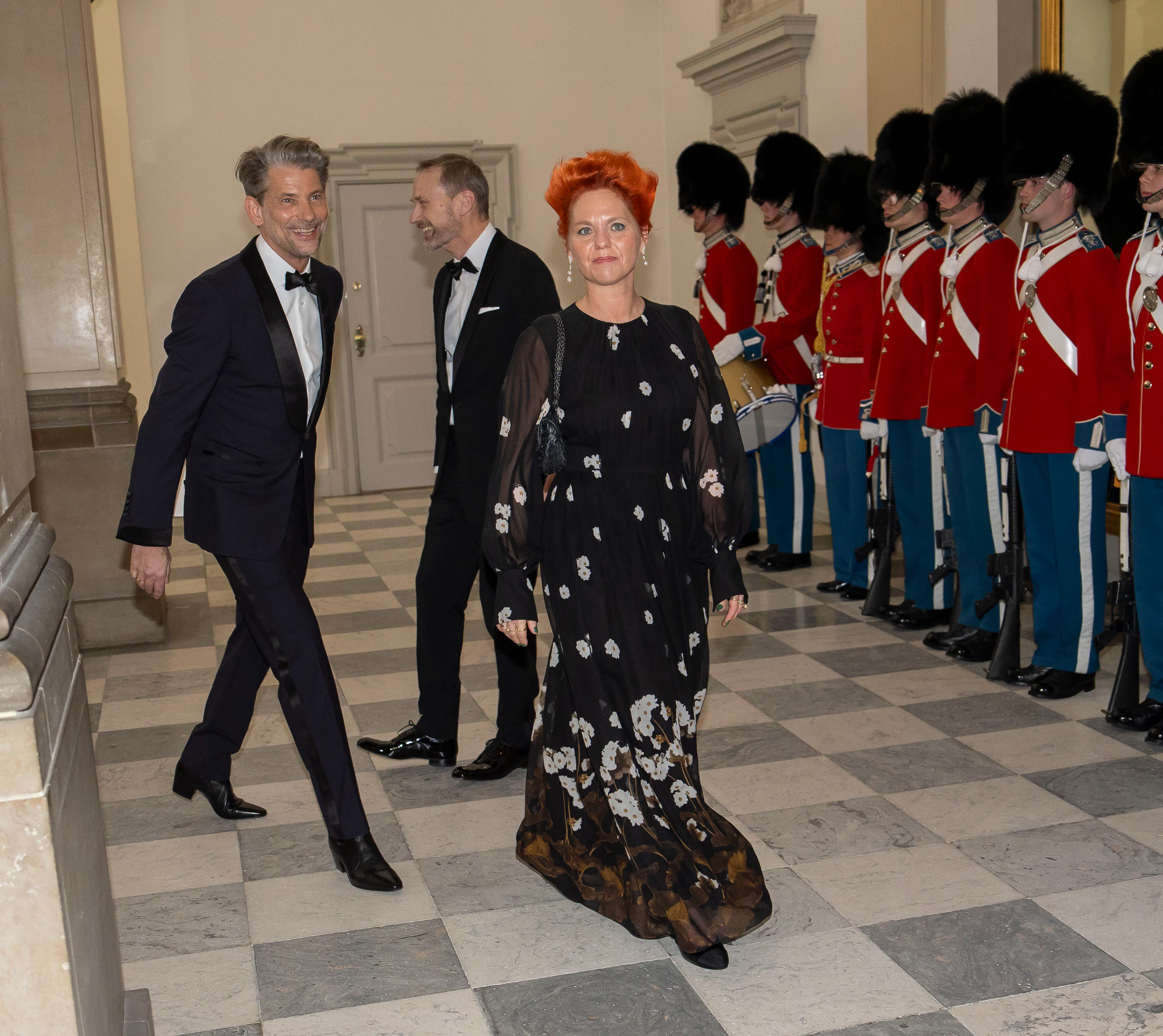 Billedkunstner Cathrine Raben Davidsen og Jens Lindegaard til kongeparrets aftenselskab for kunst og kultur.