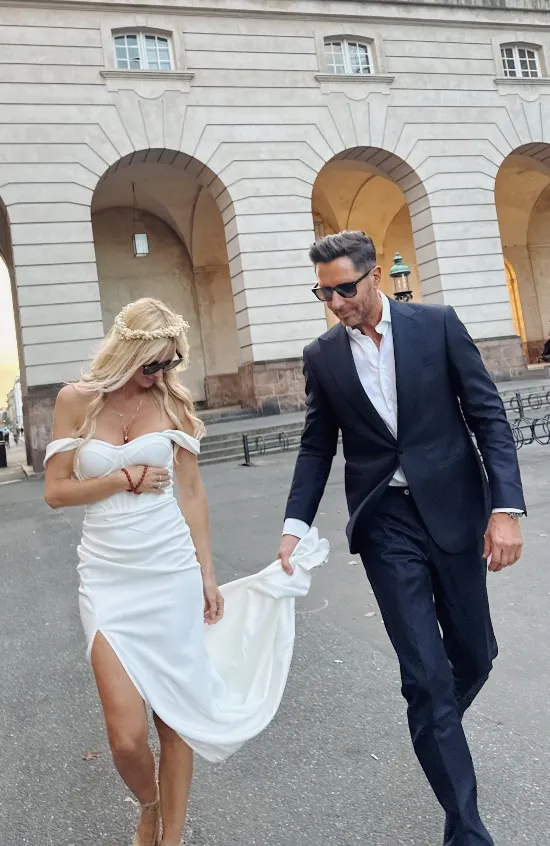 Vibeke og Kåre nyder kærligheden, som de her viser så smukt i hjertet af København.