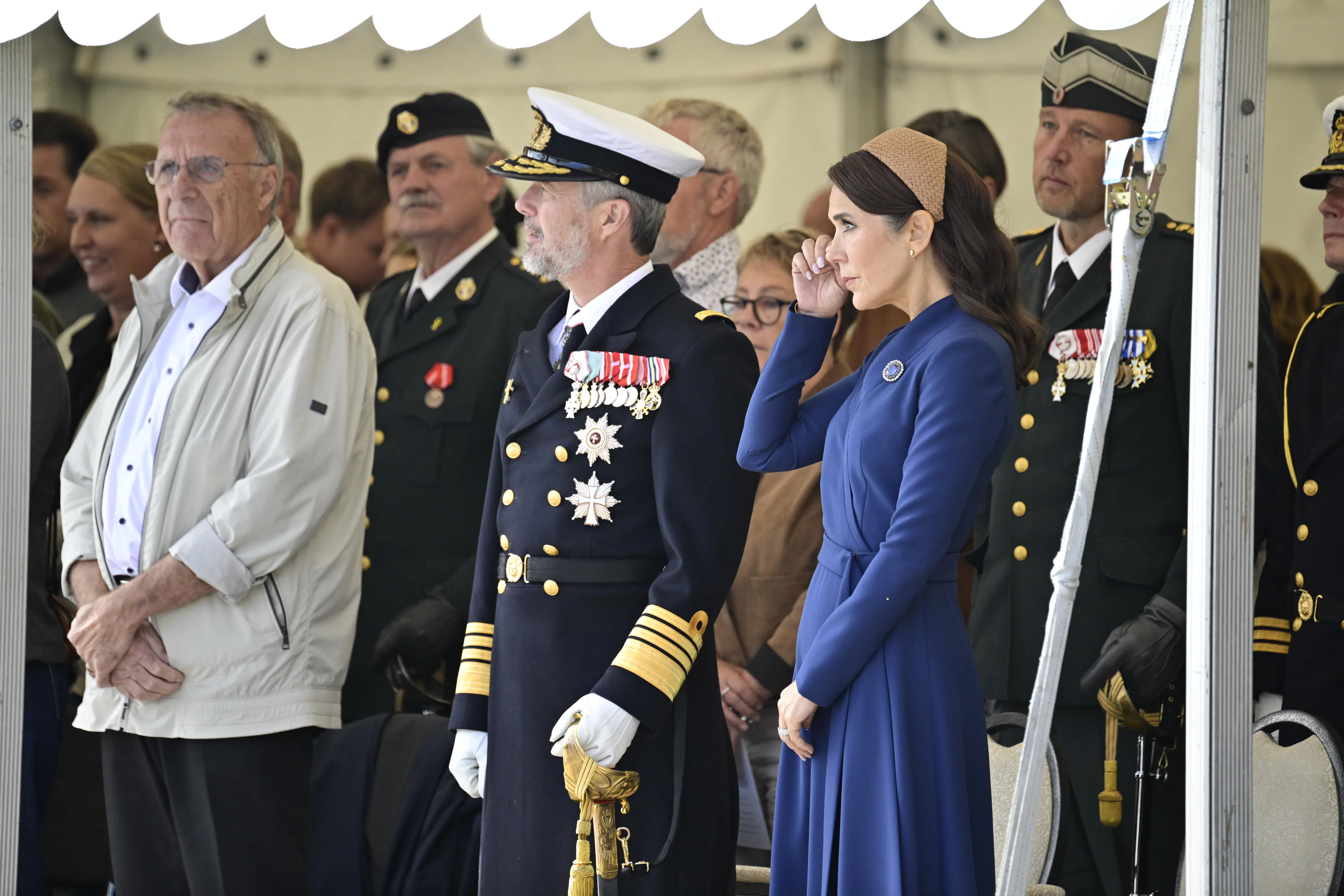 En rørt dronning Mary må tørre en tåre væk fra kinden ved mindehøjtidelighed sammen med kong Frederik.
