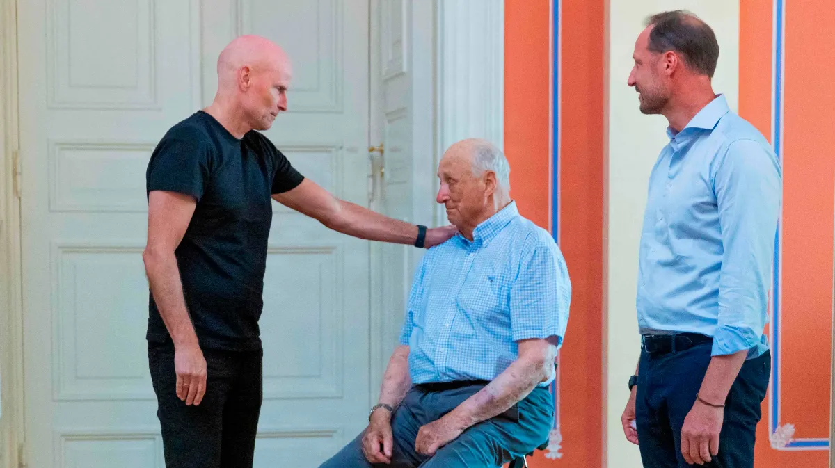 Ståle Solbakken, kong Harald og daværende kronprins Haakon, da kongefamilien modtog herrelandsholdet i fodbold den 13. juli.