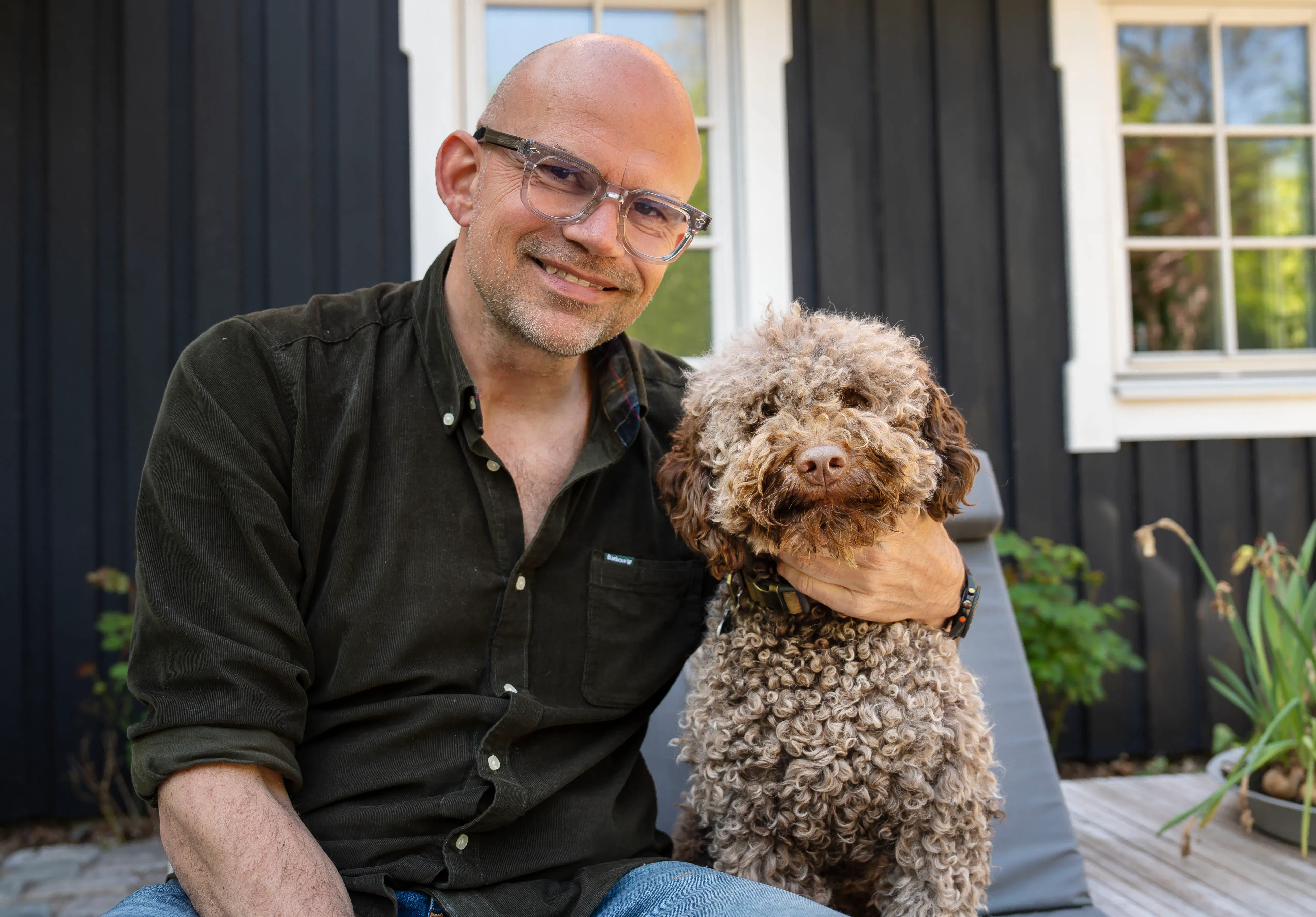 Jesper Vollmer med sin elskede hund, Carla.